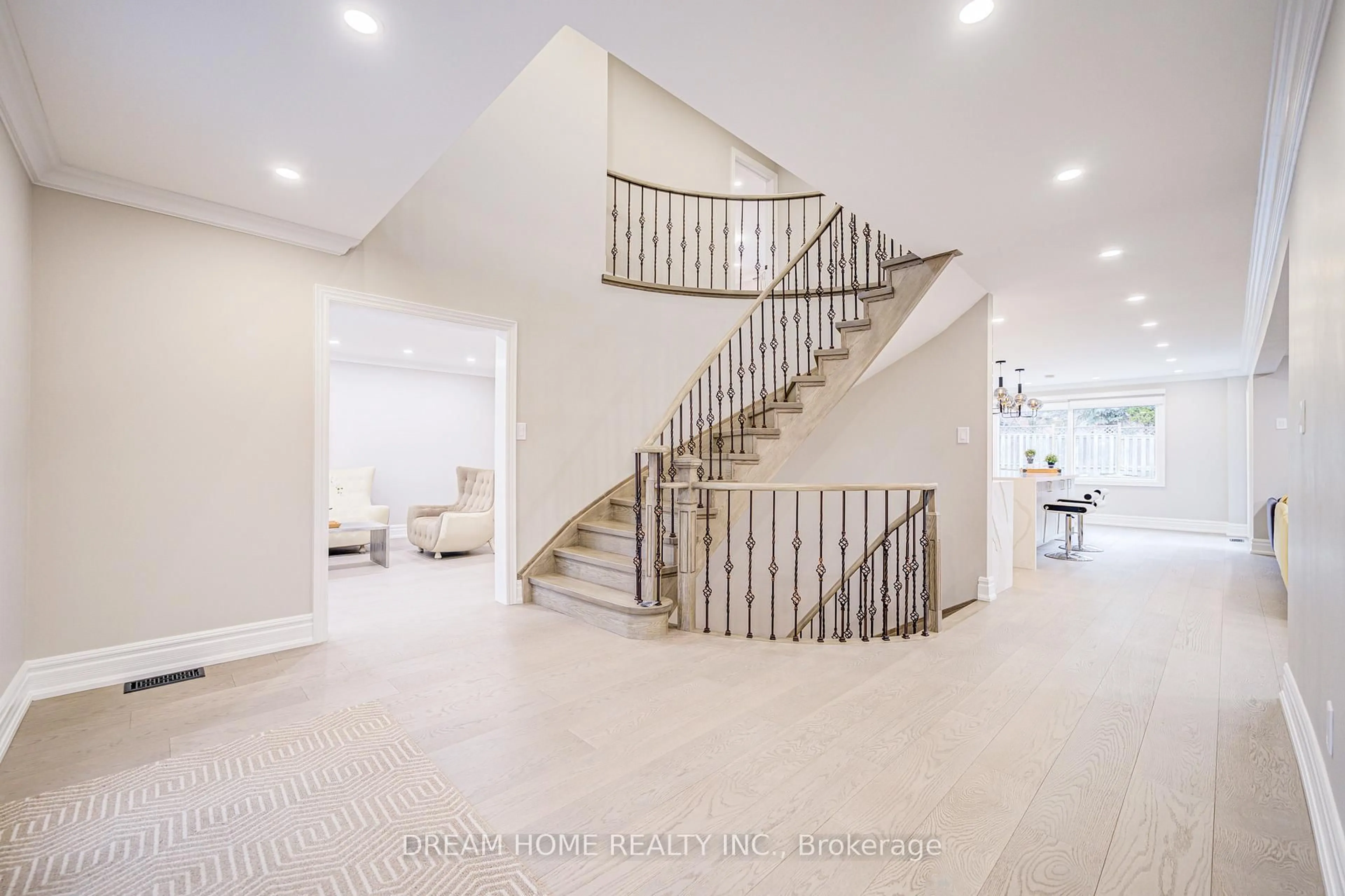 Unknown for 352 Kennedy St, Aurora Ontario L4G 5M4