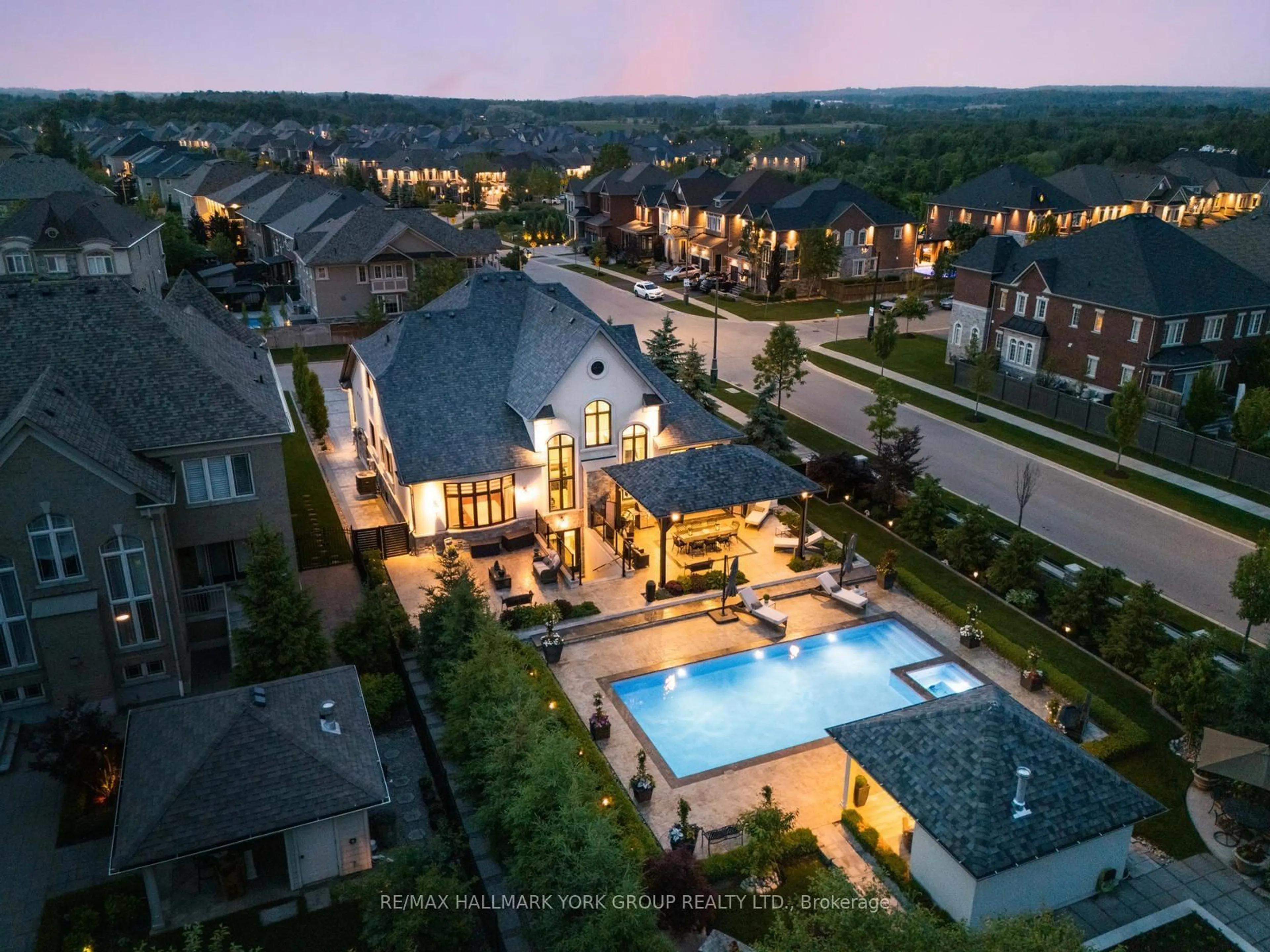 A pic from outside/outdoor area/front of a property/back of a property/a pic from drone, city buildings view from balcony for 2 Tidnish Crt, King Ontario L7B 0A1