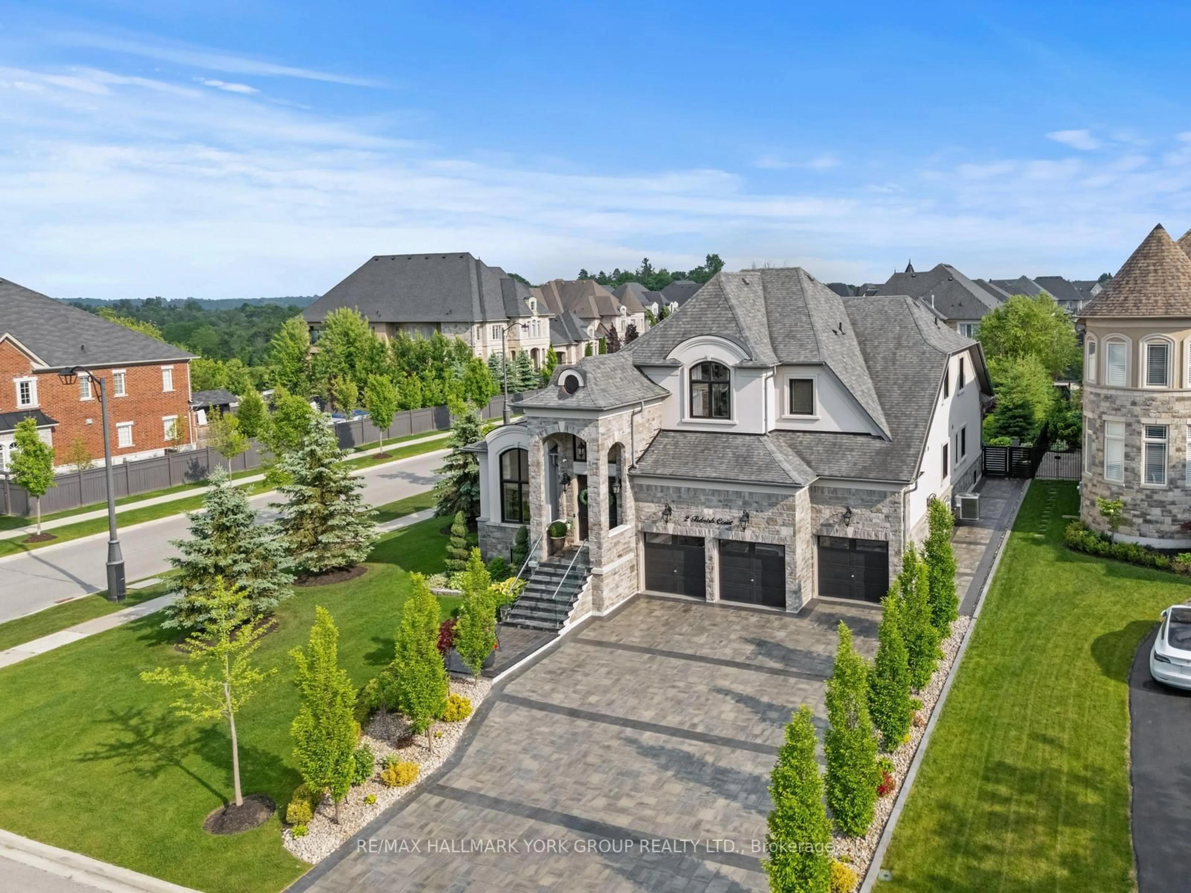 A pic from outside/outdoor area/front of a property/back of a property/a pic from drone, mountain view for 2 Tidnish Crt, King Ontario L7B 0A1