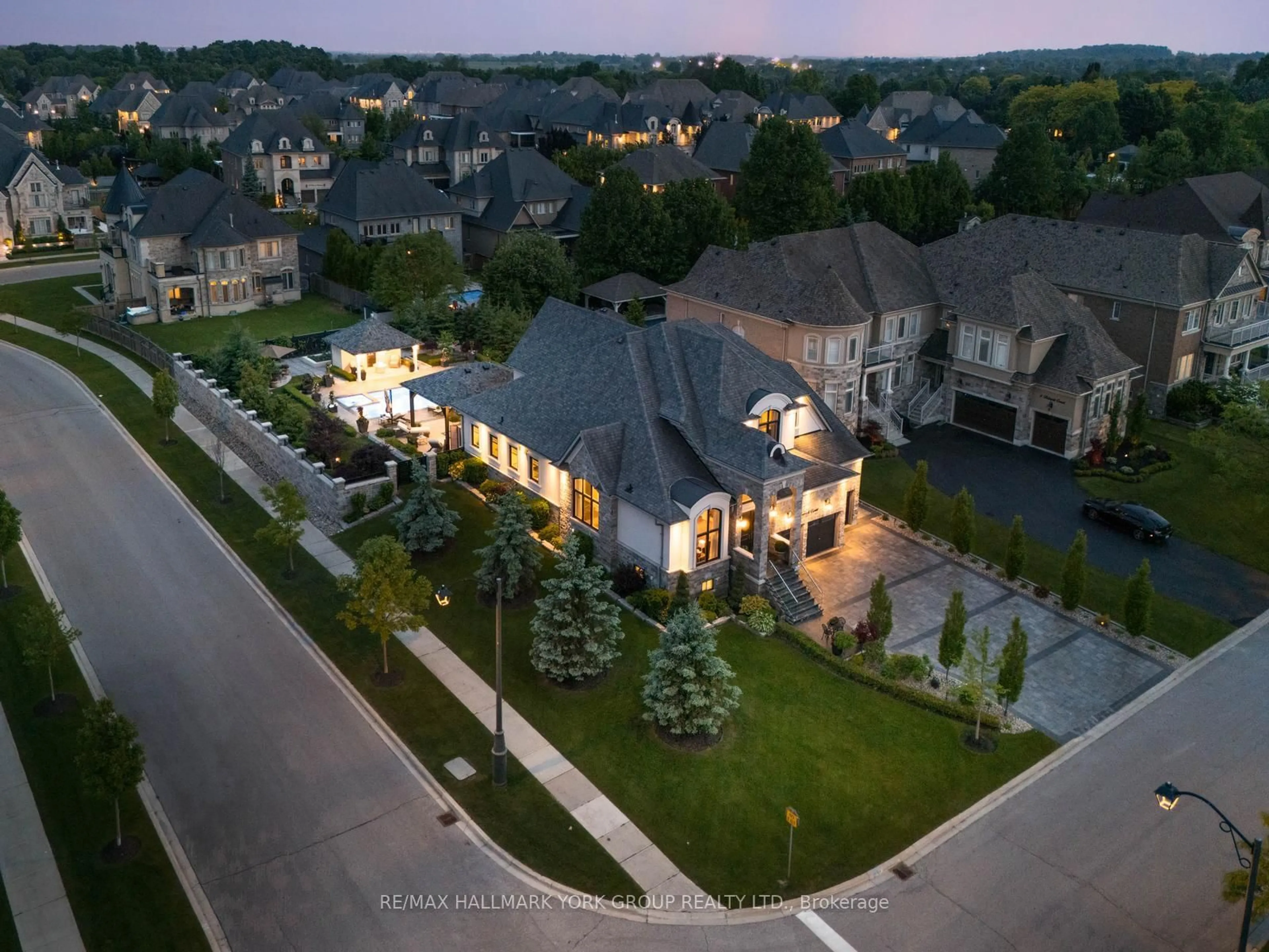 A pic from outside/outdoor area/front of a property/back of a property/a pic from drone, street for 2 Tidnish Crt, King Ontario L7B 0A1