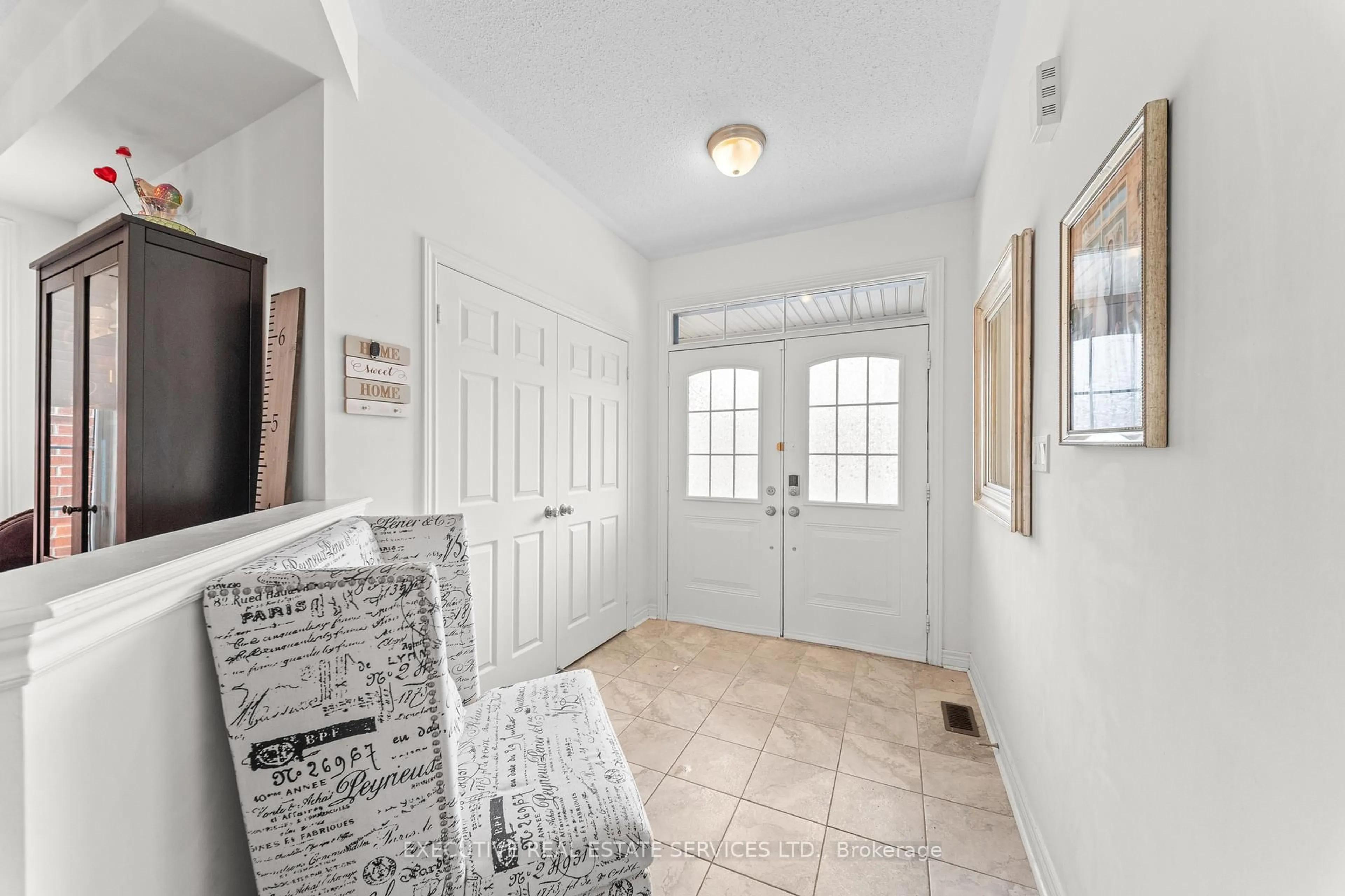 Indoor entryway for 112 Turner Dr, New Tecumseth Ontario L0G 1W0