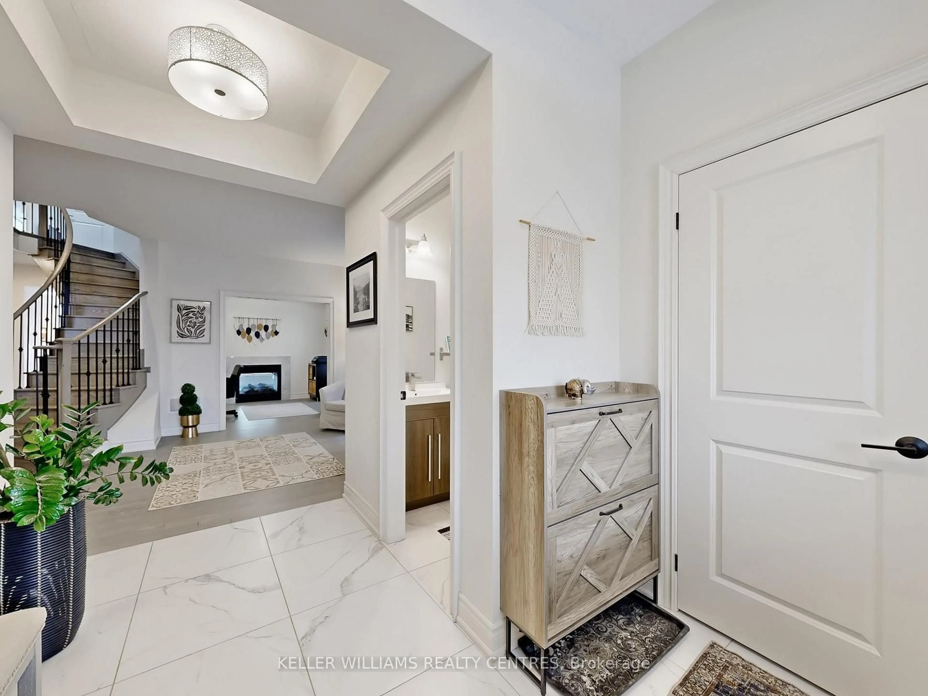 Indoor entryway for 833 Langford Blvd, Bradford West Gwillimbury Ontario L3L 0X6