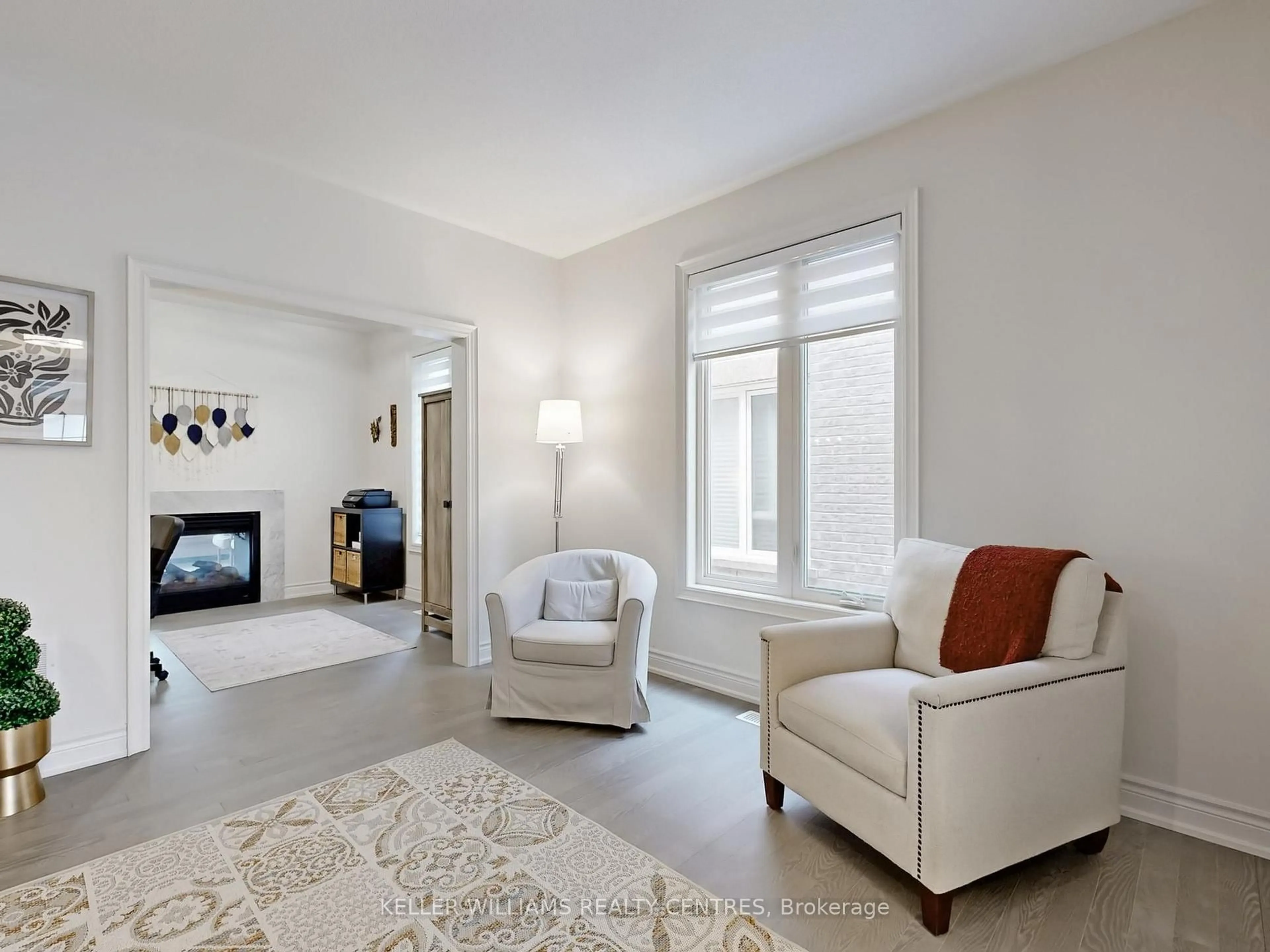 Living room with furniture, unknown for 833 Langford Blvd, Bradford West Gwillimbury Ontario L3L 0X6