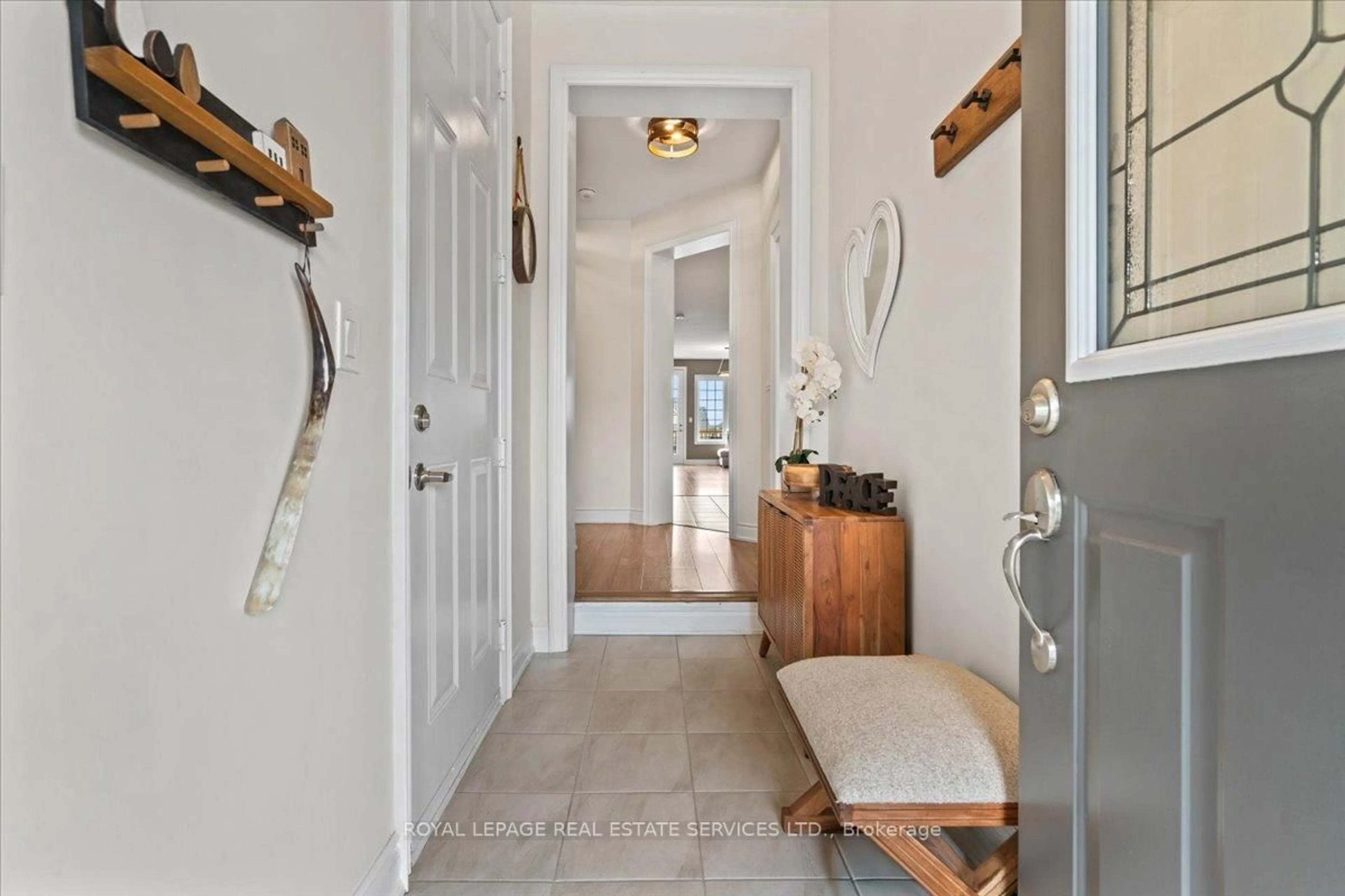 Indoor entryway for 24 Gilroy Crt, New Tecumseth Ontario L9R 0K8