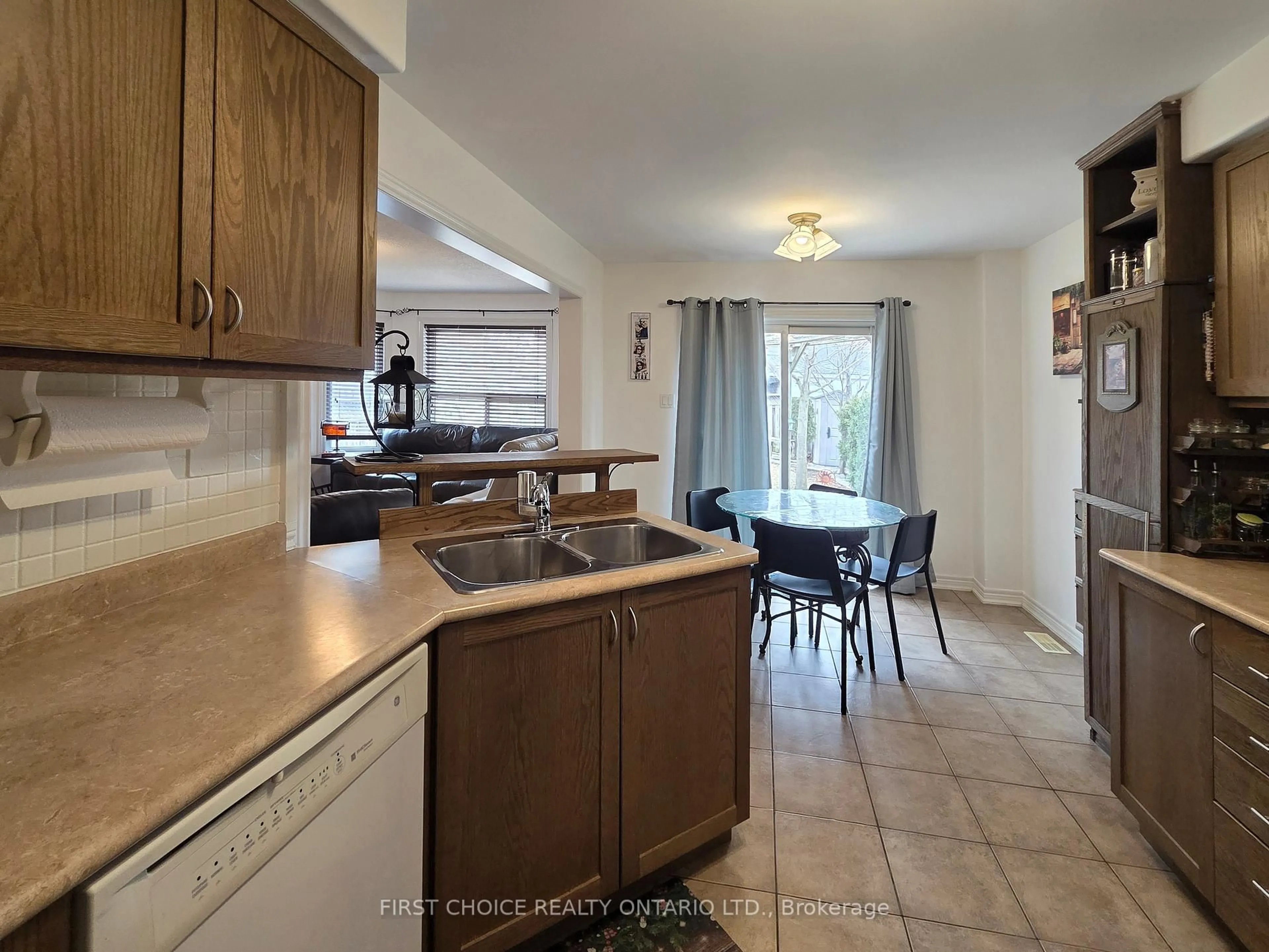 Standard kitchen, ceramic/tile floor for 43 Buchanan Dr, New Tecumseth Ontario L9R 0A2