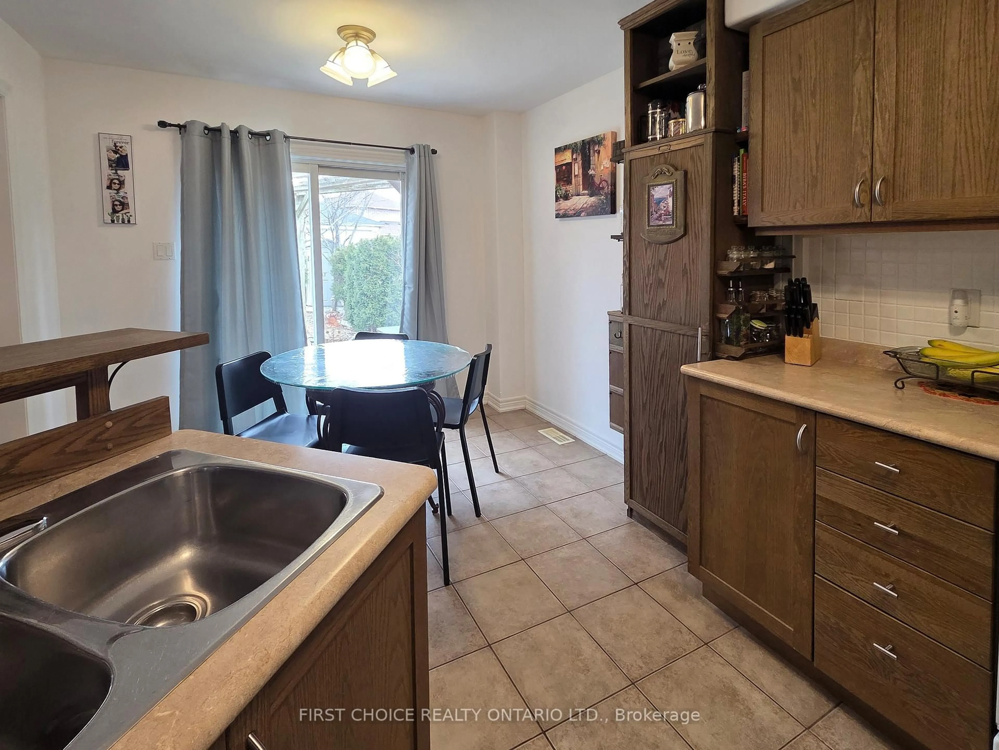 Standard kitchen, ceramic/tile floor for 43 Buchanan Dr, New Tecumseth Ontario L9R 0A2