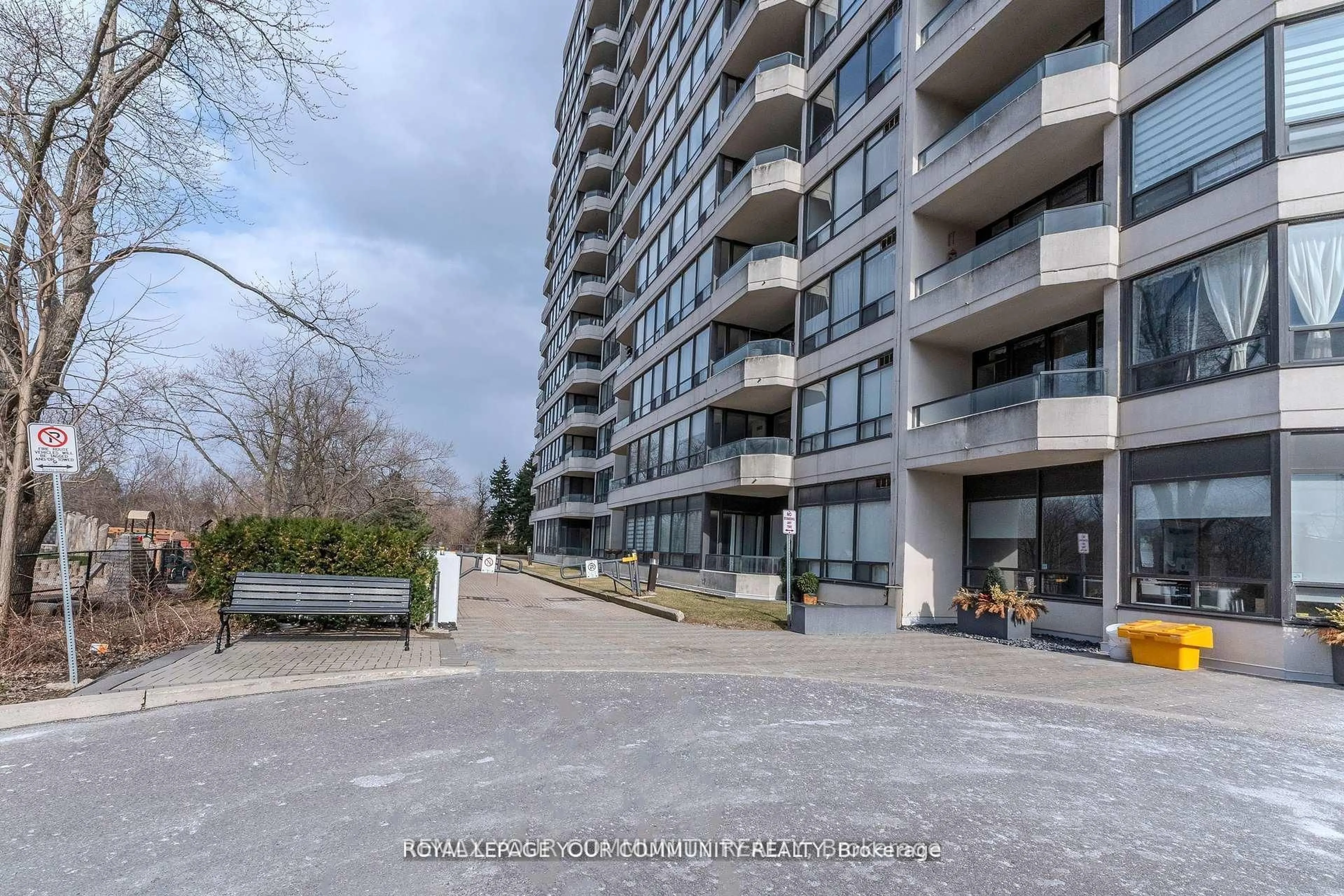 A pic from outside/outdoor area/front of a property/back of a property/a pic from drone, unknown for 8501 Bayview Ave #1002, Richmond Hill Ontario L4B 3J7