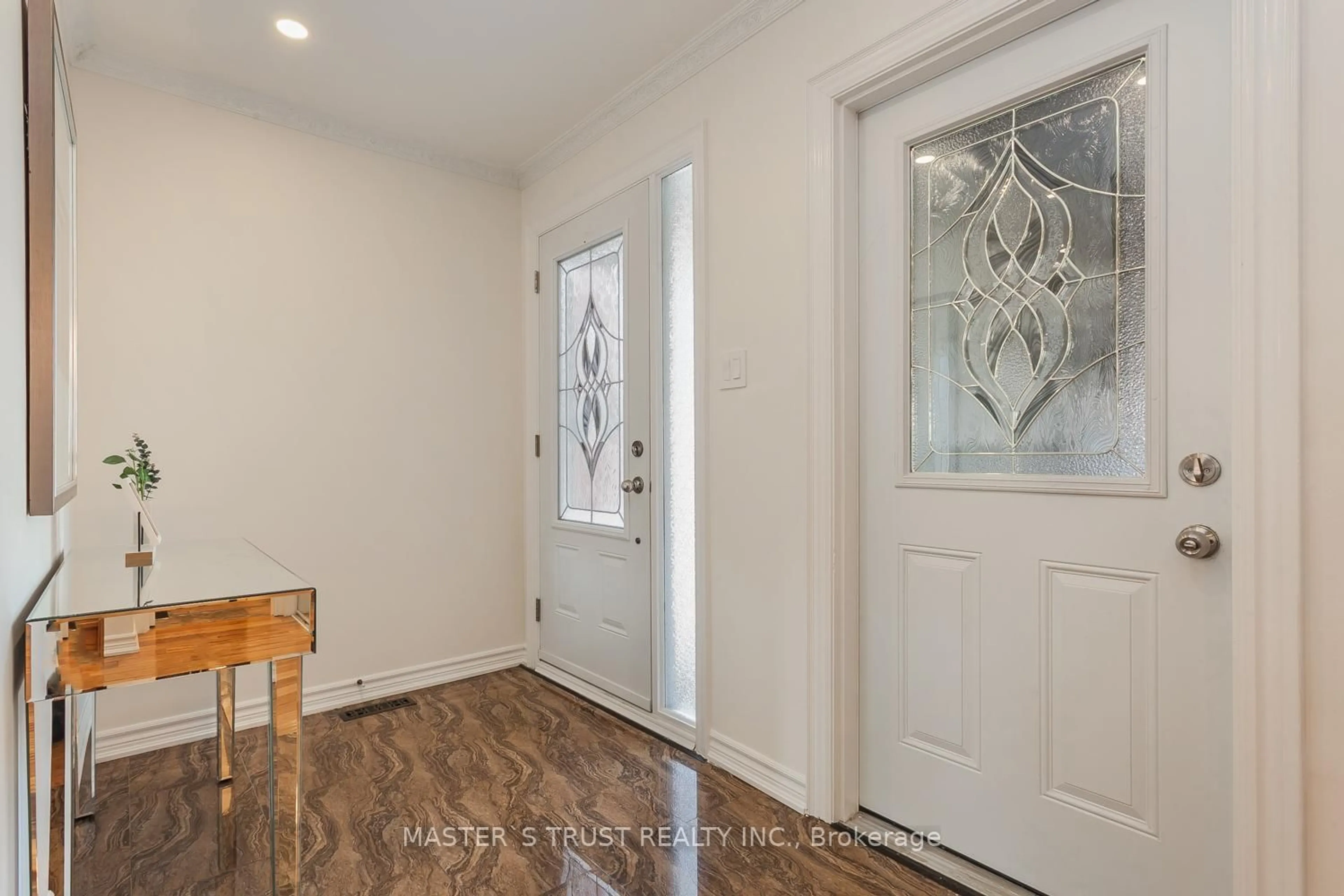 Indoor entryway for 97 Pauline Crt, Vaughan Ontario L4K 3G8