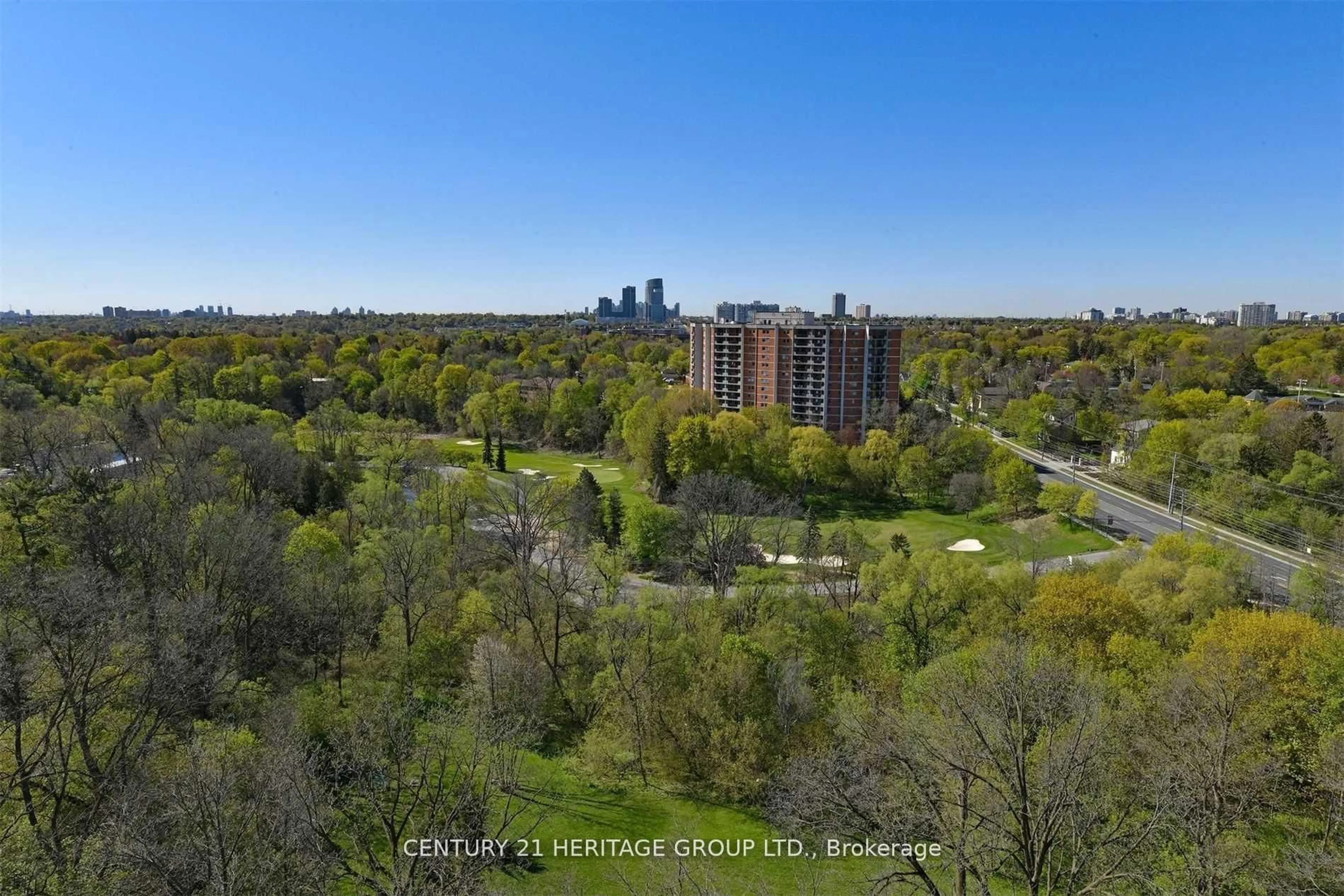 A pic from outside/outdoor area/front of a property/back of a property/a pic from drone, forest/trees view for 7811 Yonge St #PH7, Markham Ontario L3T 4S3