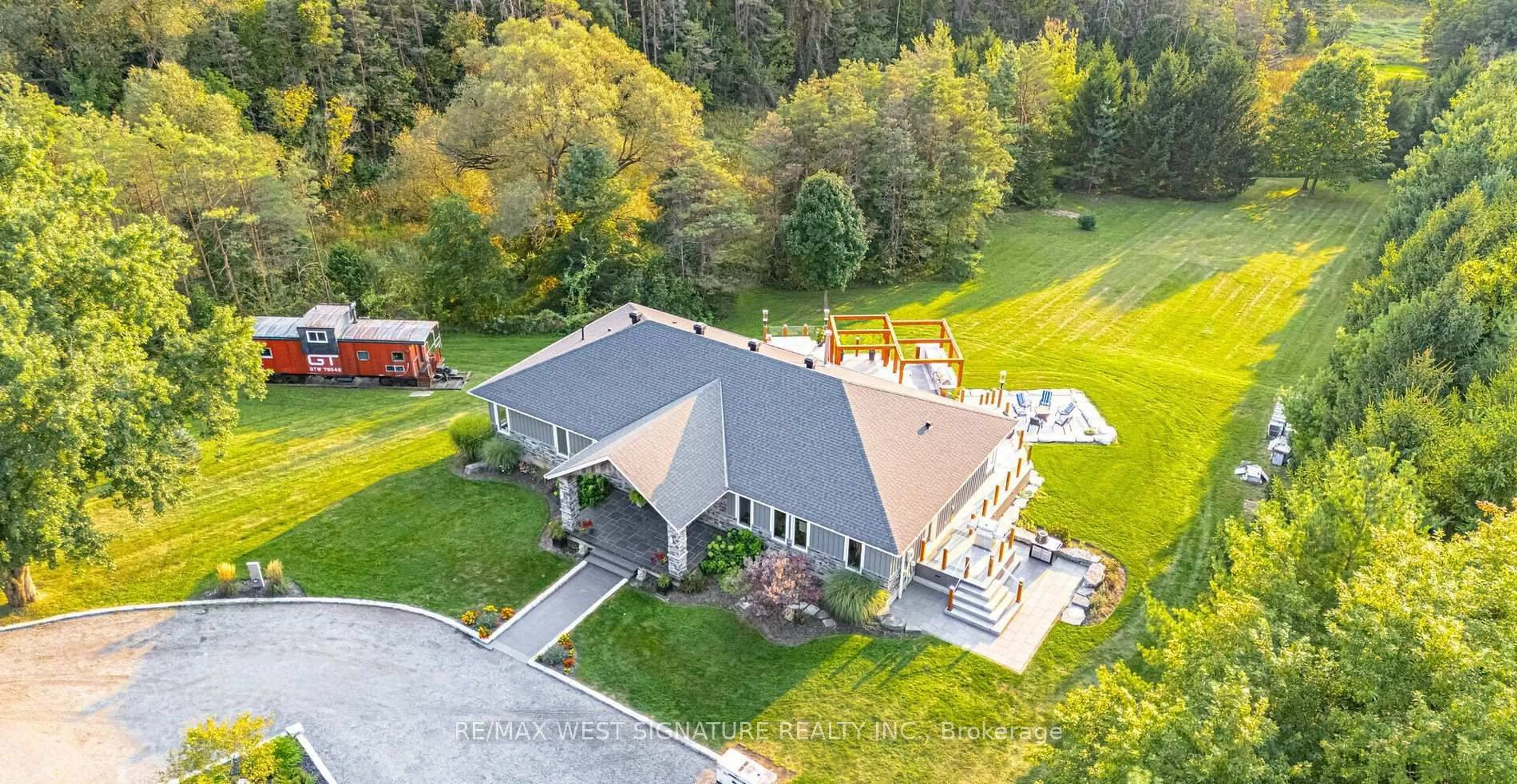 A pic from outside/outdoor area/front of a property/back of a property/a pic from drone, mountain view for 16070 Keele St, King Ontario L7B 0J9