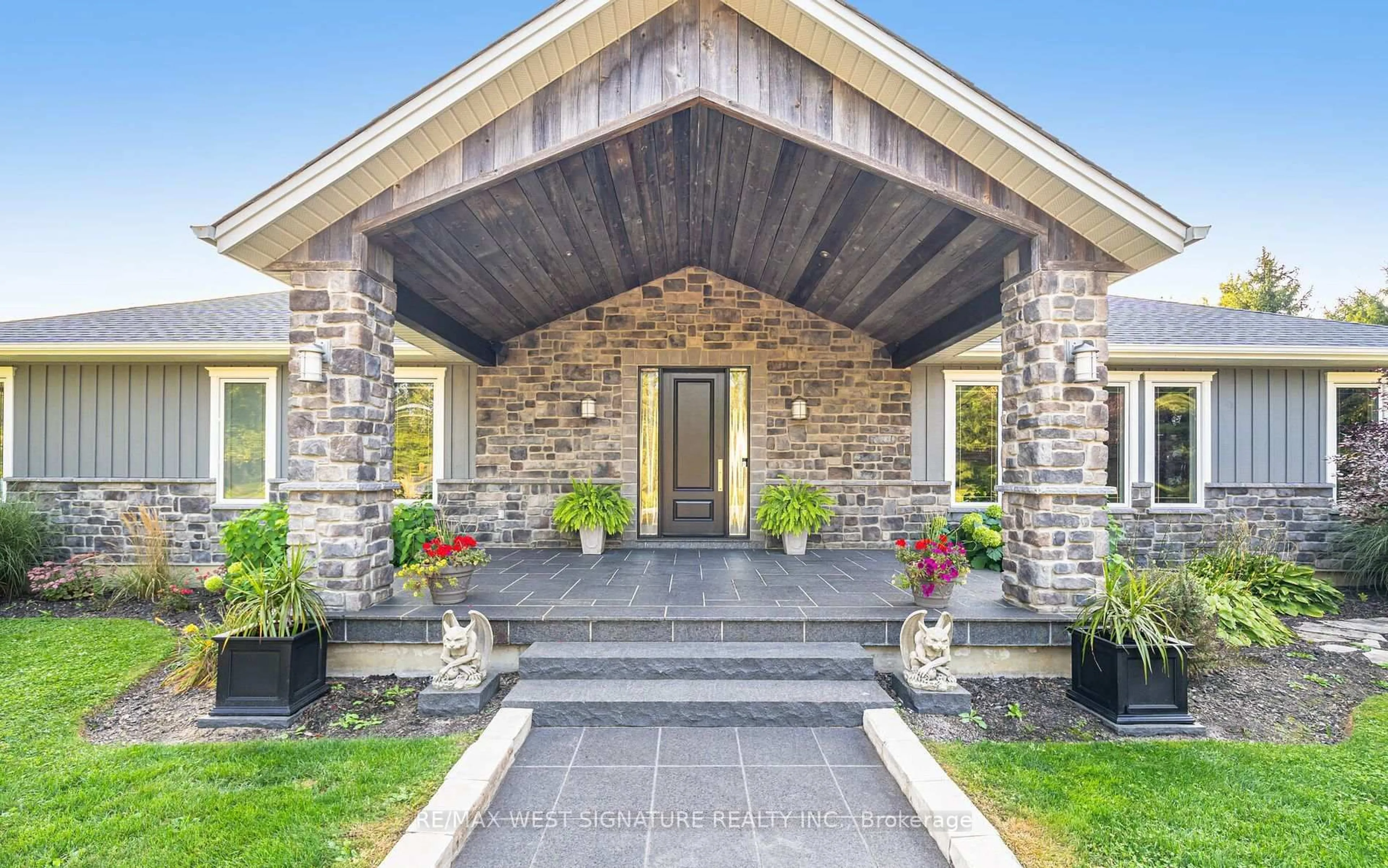 Indoor entryway for 16070 Keele St, King Ontario L7B 0J9