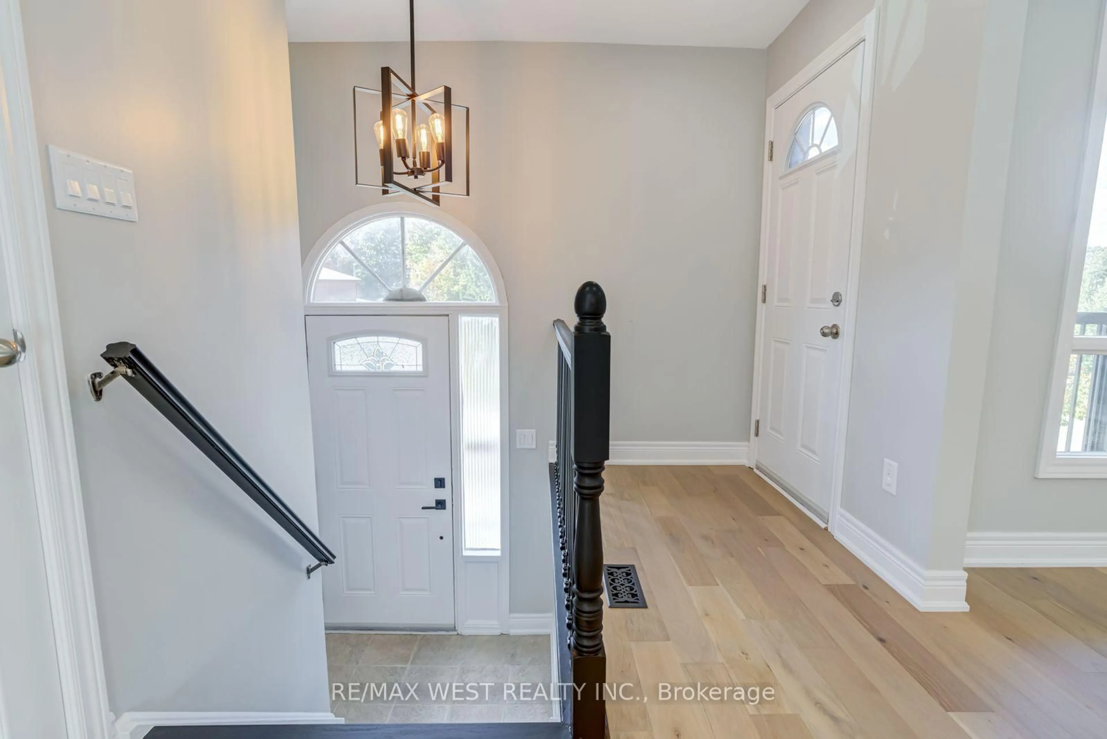 Indoor entryway for 101 Tall Grass Tr, Vaughan Ontario L4L 3J3