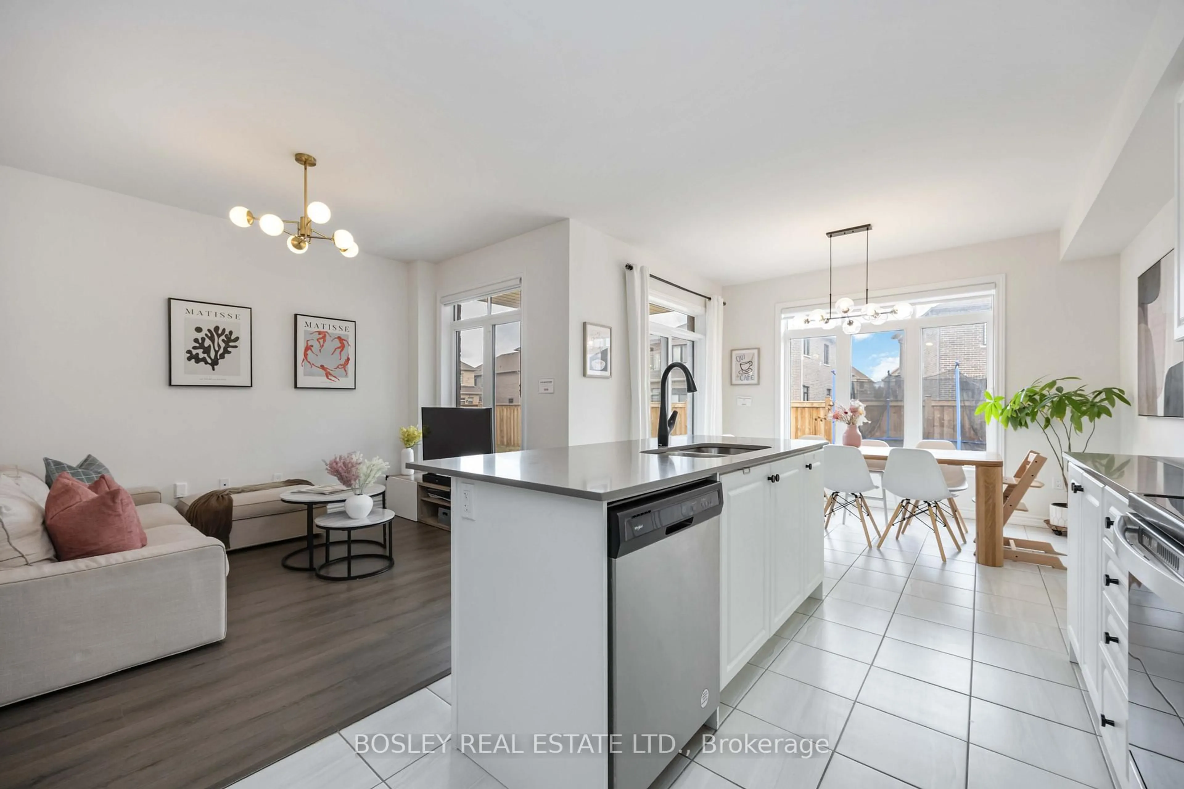 Open concept kitchen, ceramic/tile floor for 29 Ferragine Cres, Bradford West Gwillimbury Ontario L3Z 4J9