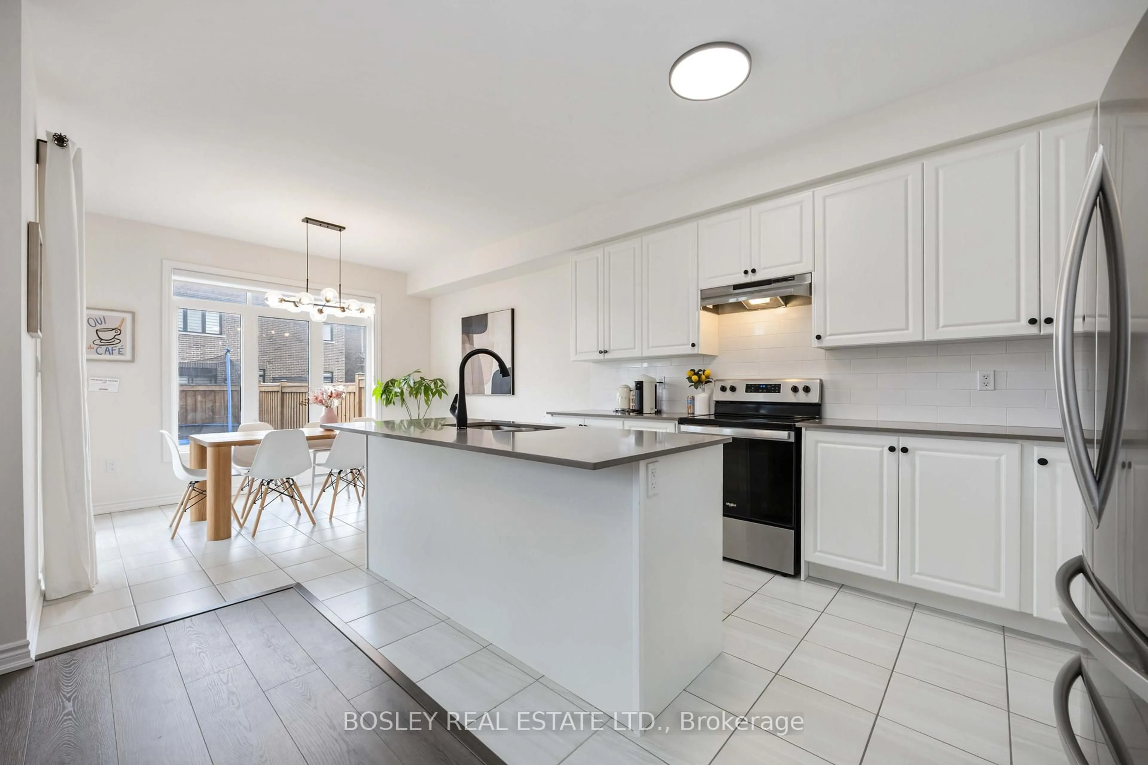 Open concept kitchen, ceramic/tile floor for 29 Ferragine Cres, Bradford West Gwillimbury Ontario L3Z 4J9