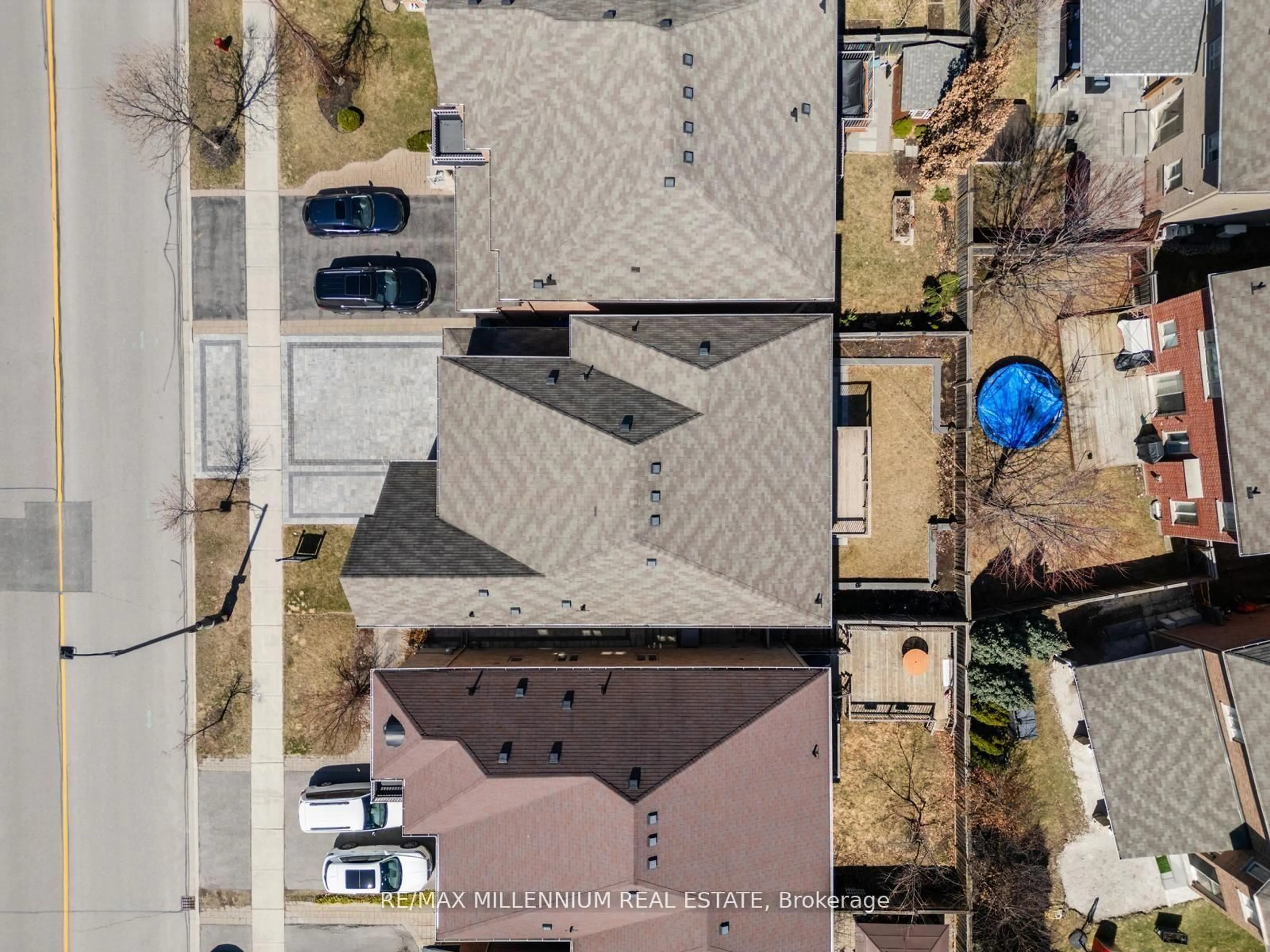 A pic from outside/outdoor area/front of a property/back of a property/a pic from drone, street for 433 Mavrinac Blvd, Aurora Ontario L4G 0J8