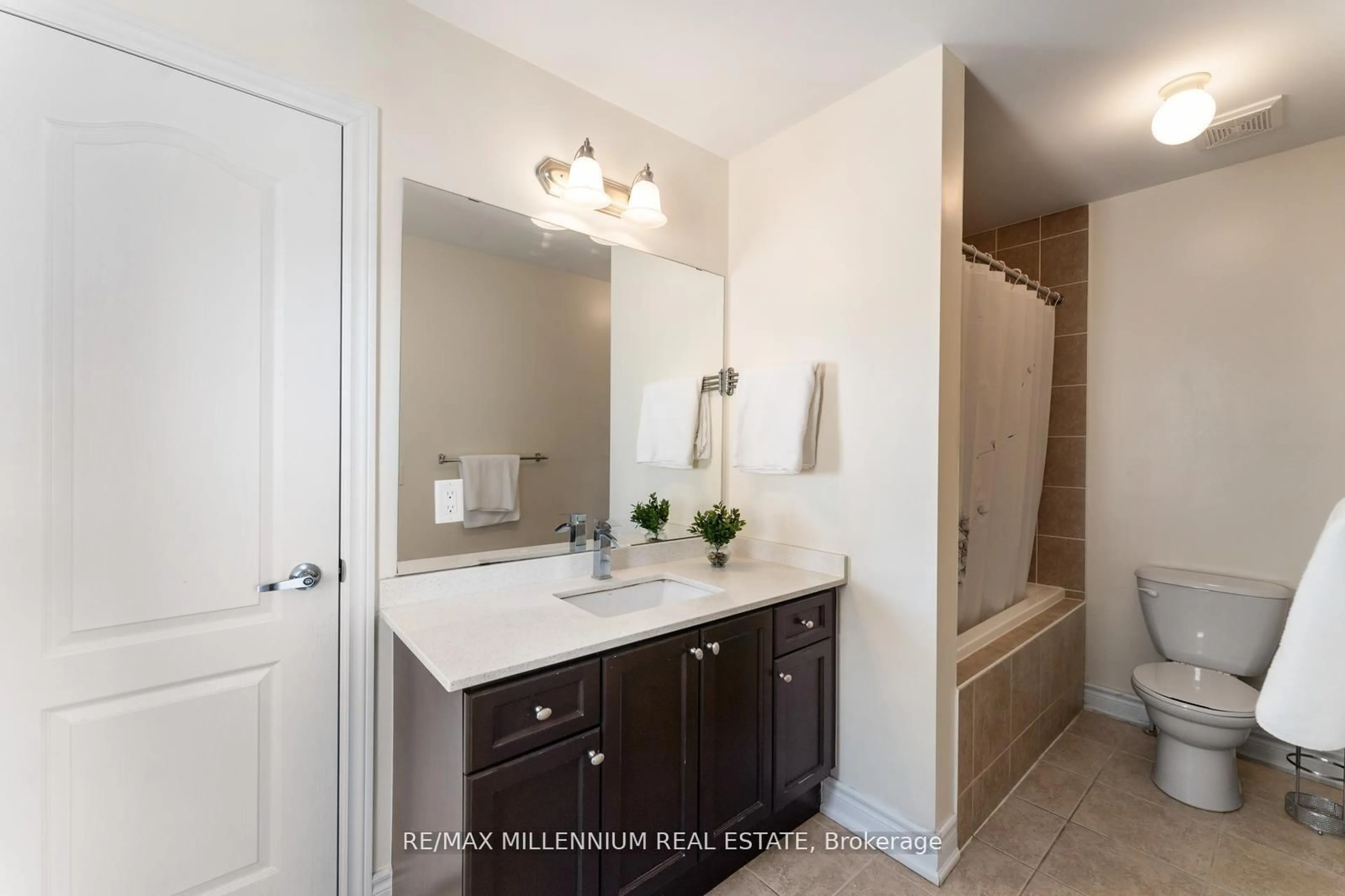 Standard bathroom, ceramic/tile floor for 433 Mavrinac Blvd, Aurora Ontario L4G 0J8