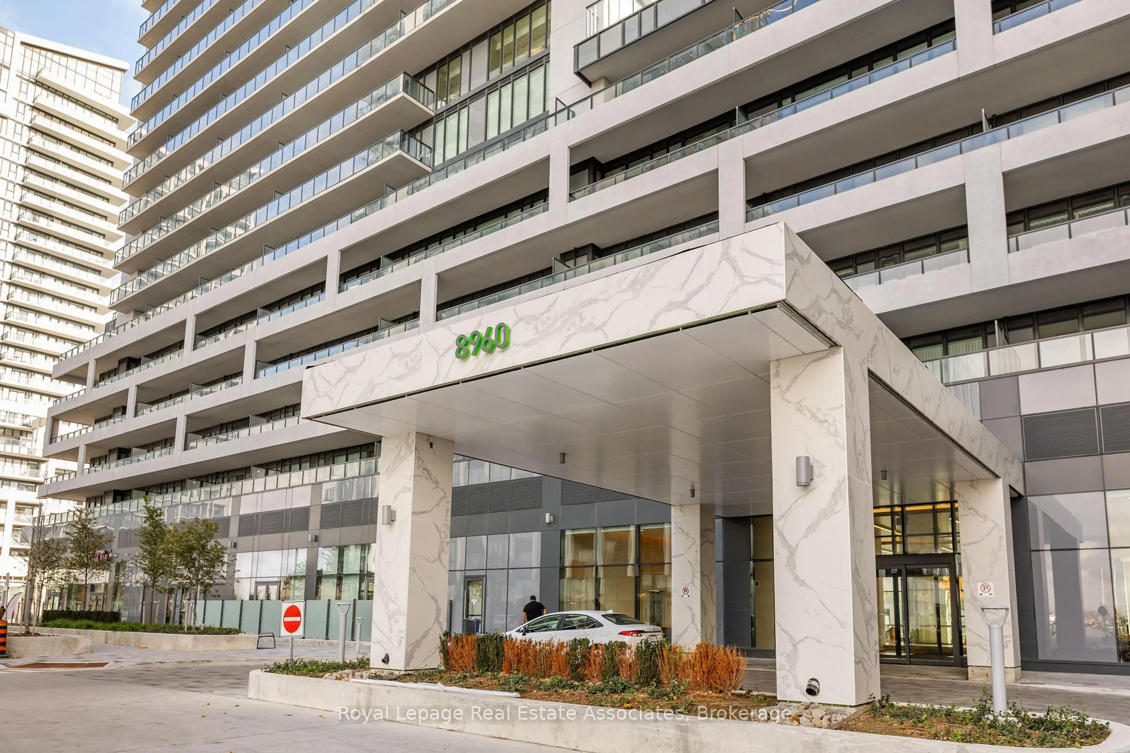 Indoor foyer for 8960 Jane St #1121, Vaughan Ontario L4K 2M9