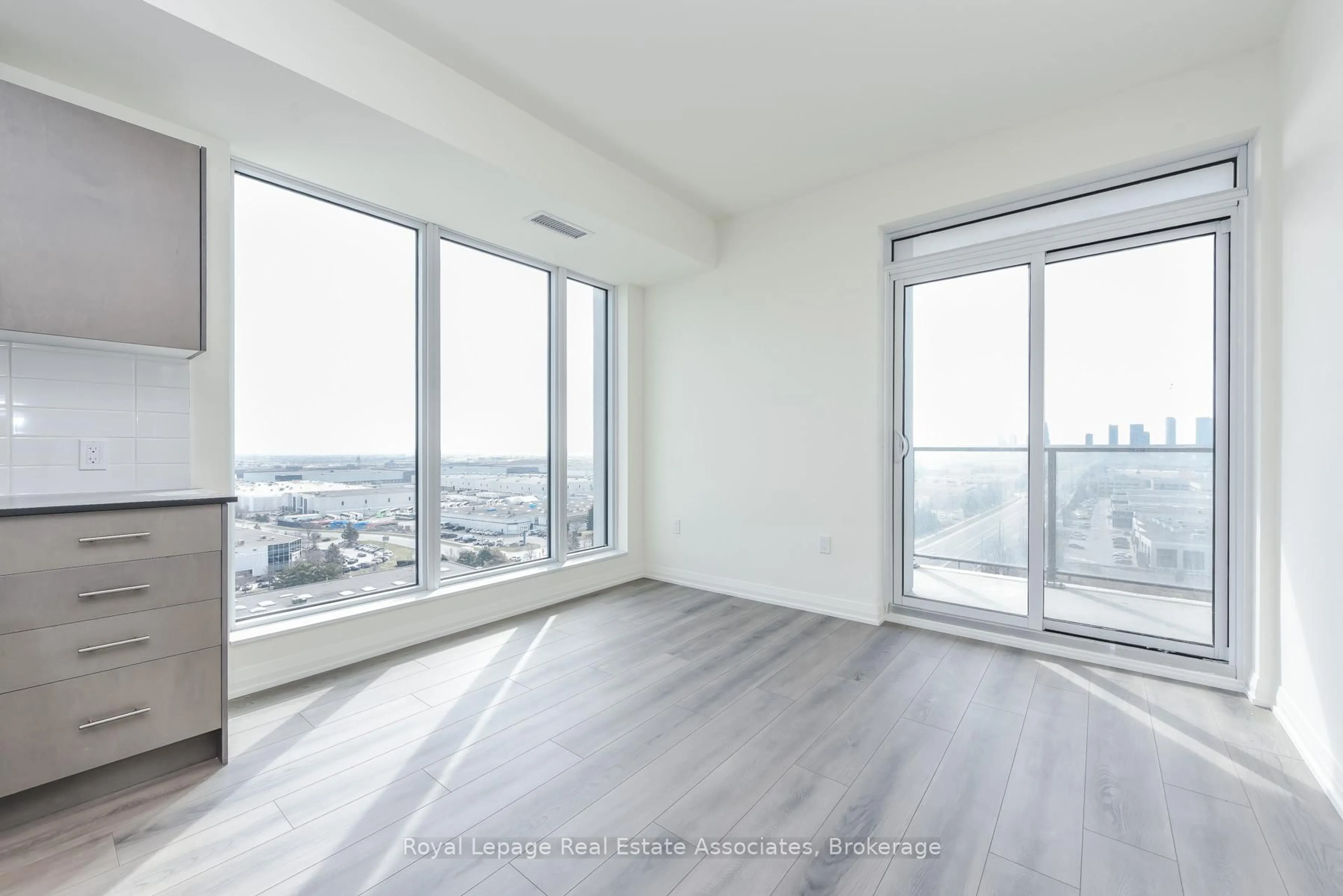 A pic of a room for 8960 Jane St #1121, Vaughan Ontario L4K 2M9