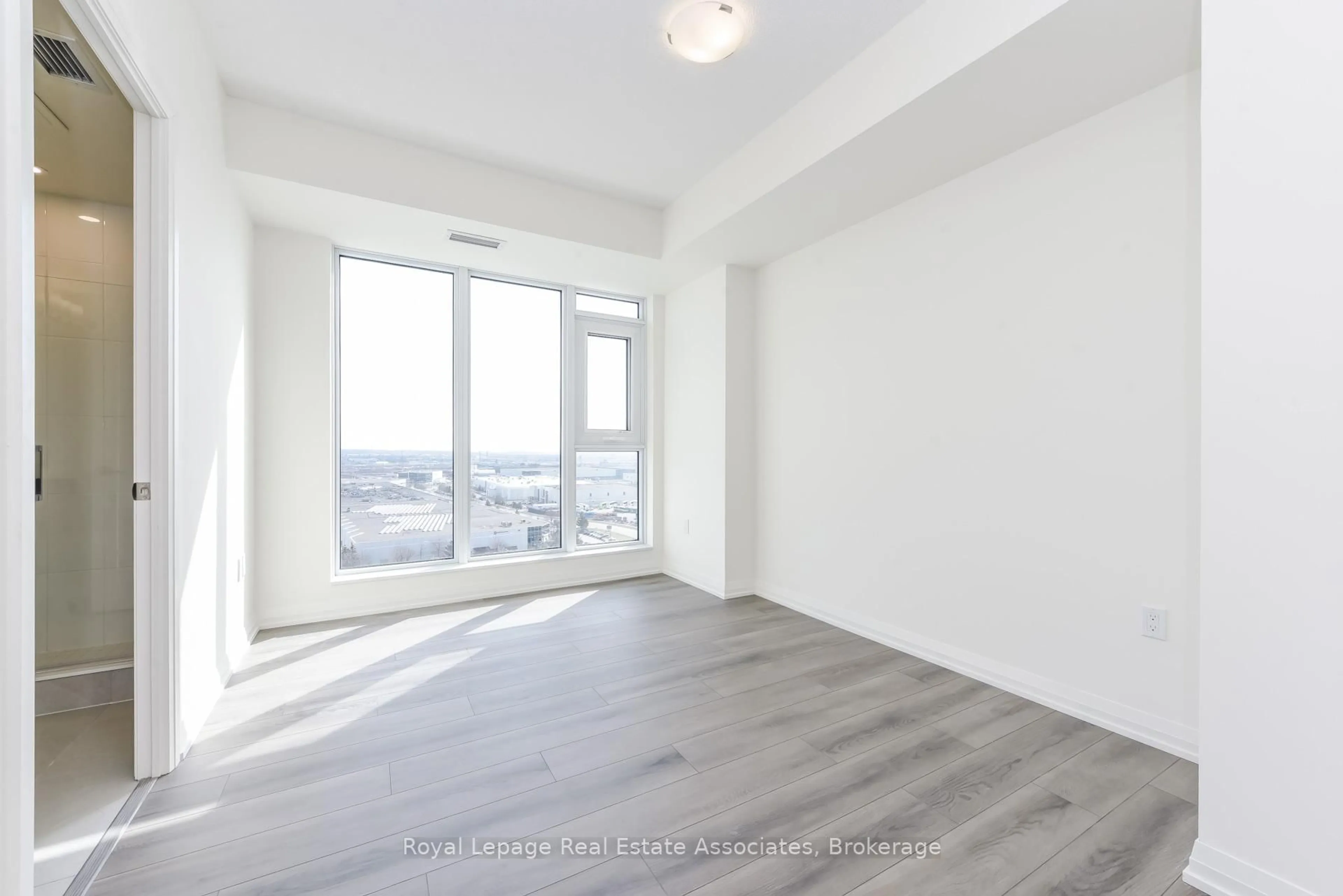 A pic of a room for 8960 Jane St #1121, Vaughan Ontario L4K 2M9