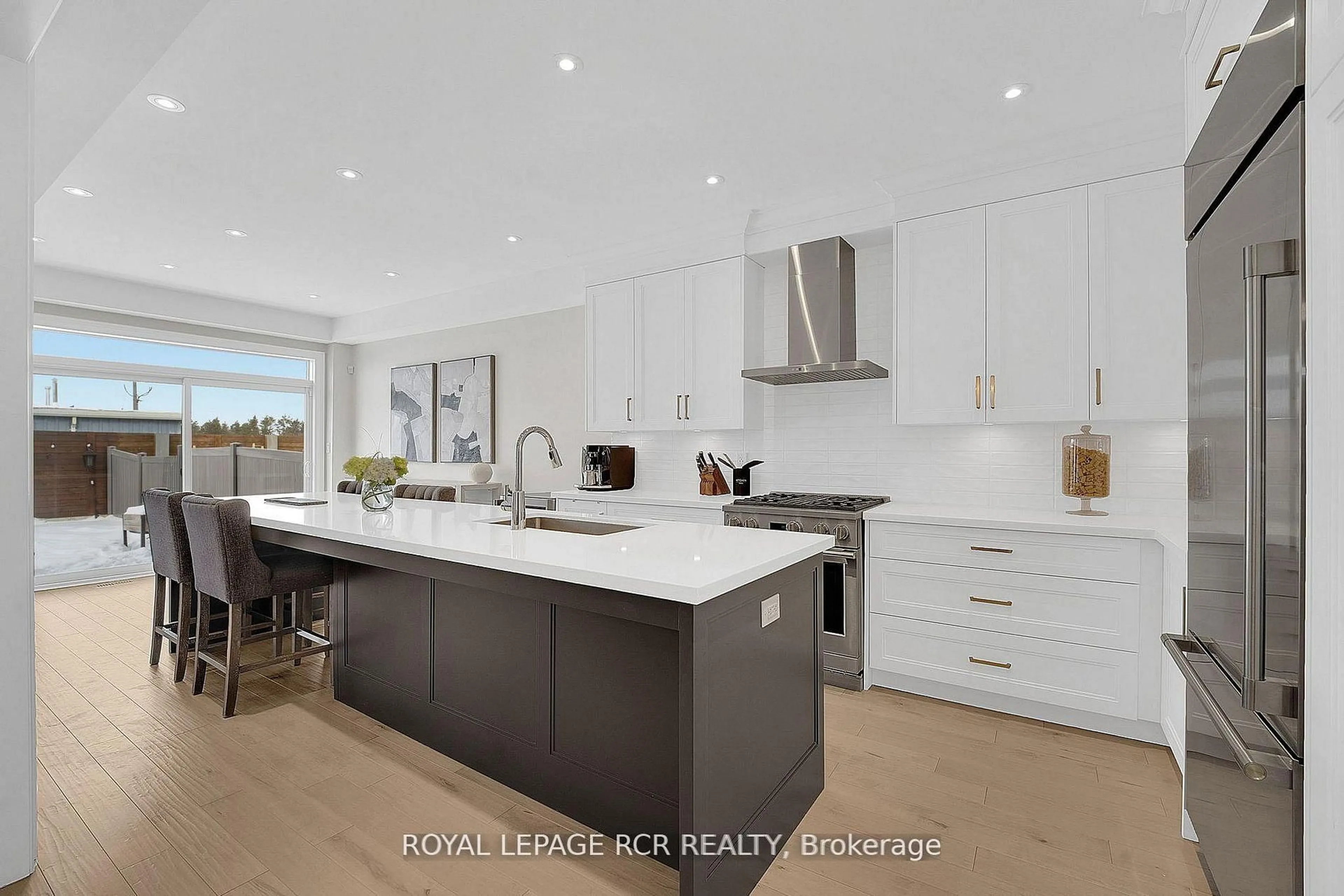 Open concept kitchen, unknown for 32 Tatton Crt, King Ontario L7B 0C3