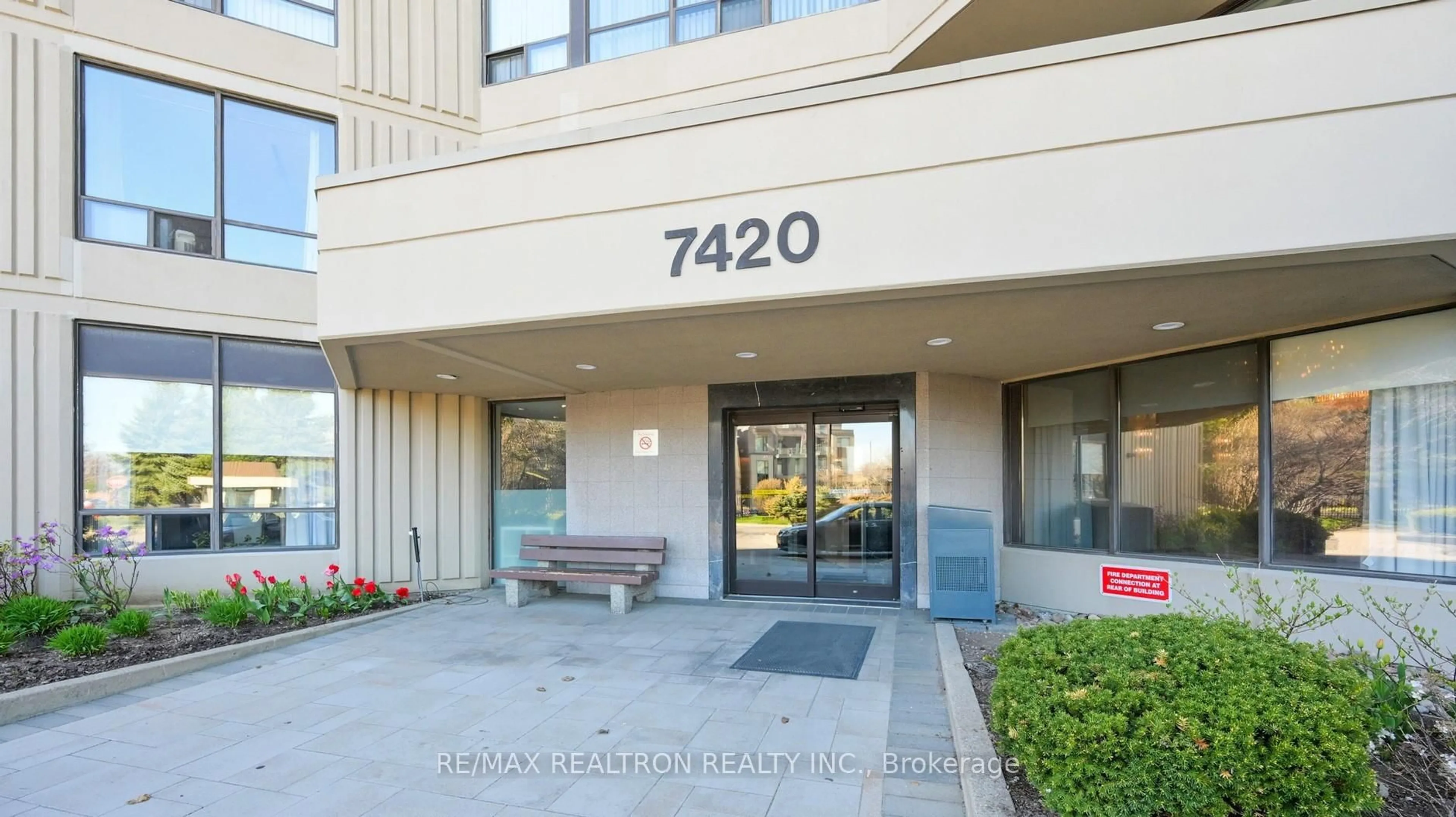 Indoor foyer for 7420 Bathurst St #1103, Vaughan Ontario L4J 6X4