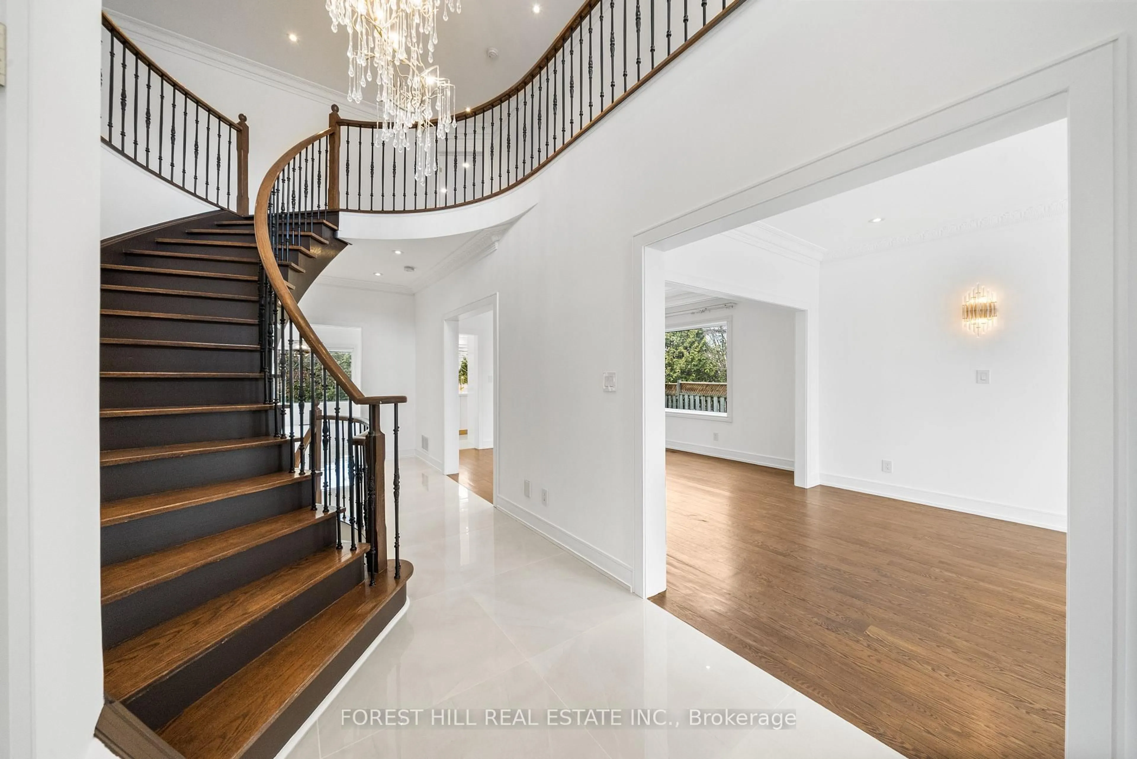 Indoor foyer for 12 Fisico Crt, Richmond Hill Ontario L4B 3Z2