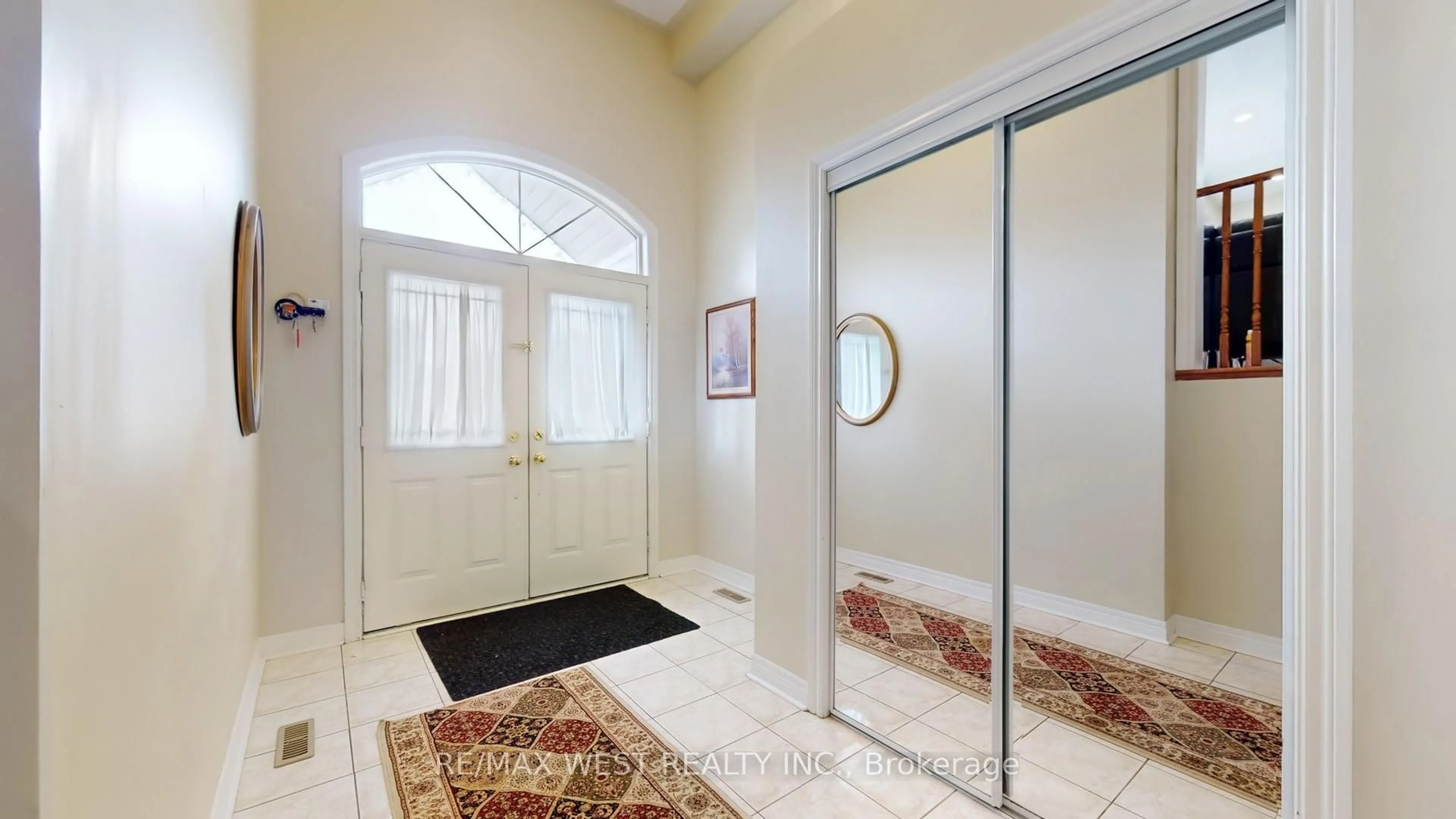 Indoor entryway for 247 Knapton Dr, Newmarket Ontario L3X 3B7