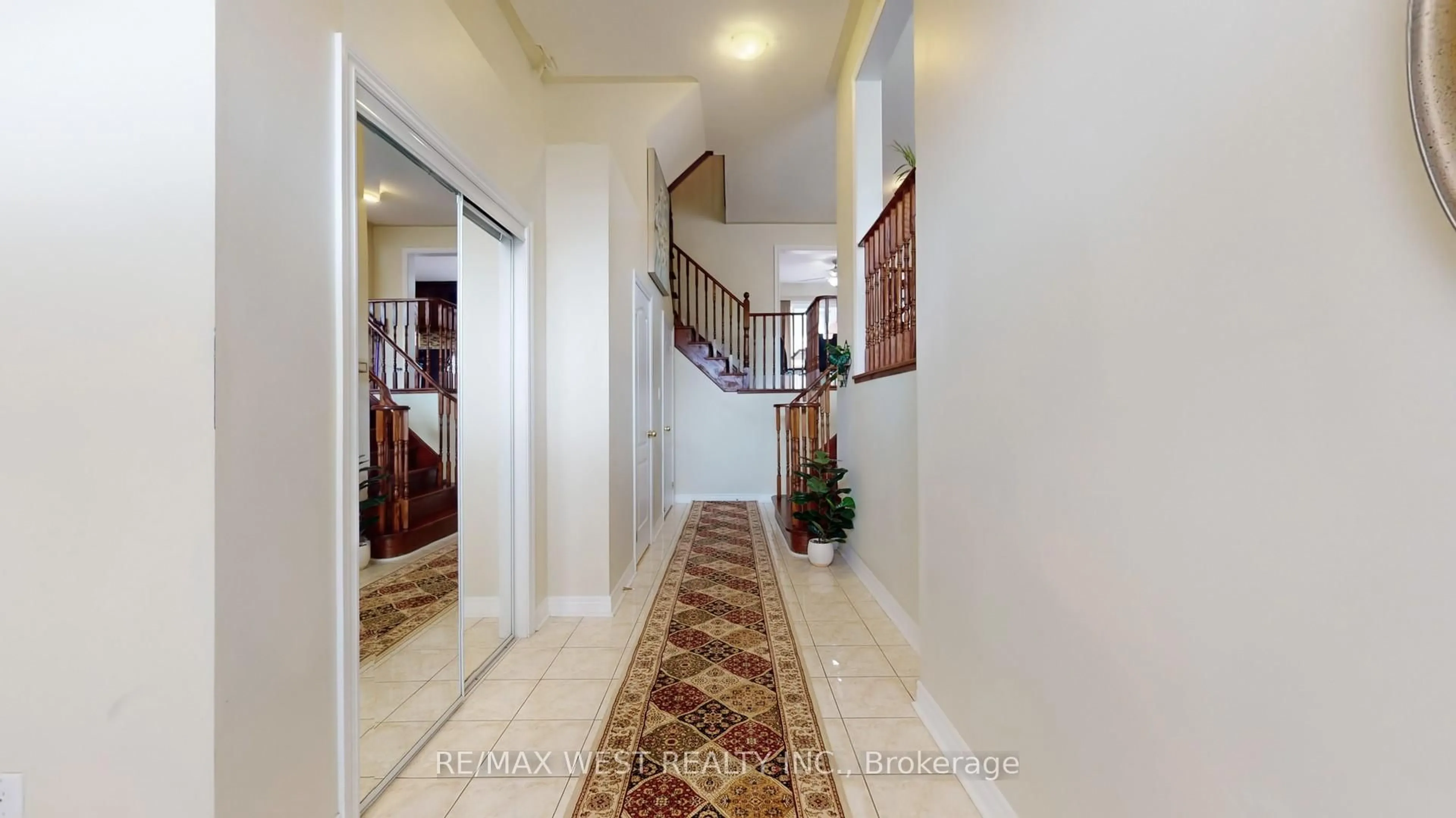 Indoor foyer for 247 Knapton Dr, Newmarket Ontario L3X 3B7