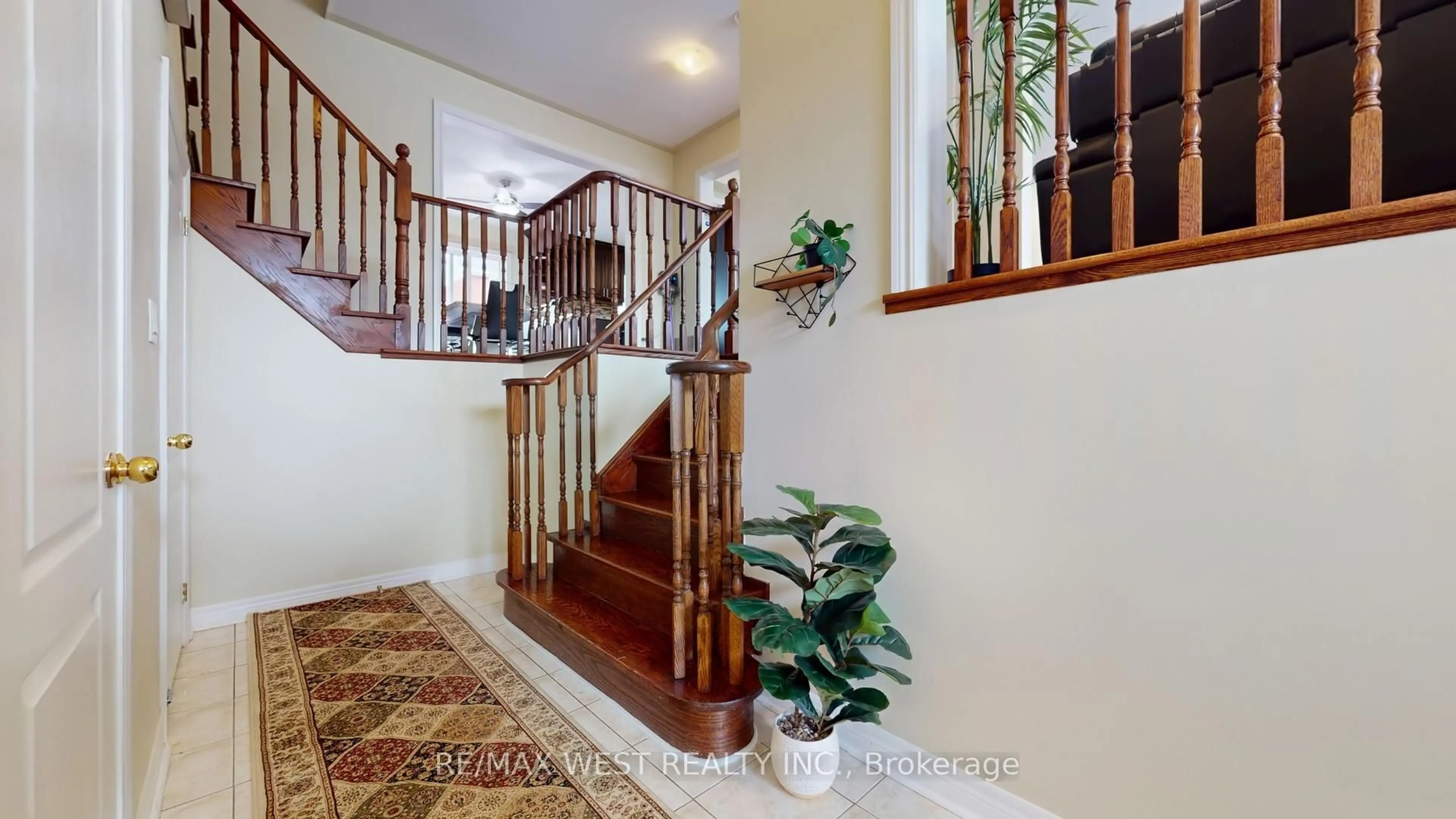Indoor foyer for 247 Knapton Dr, Newmarket Ontario L3X 3B7