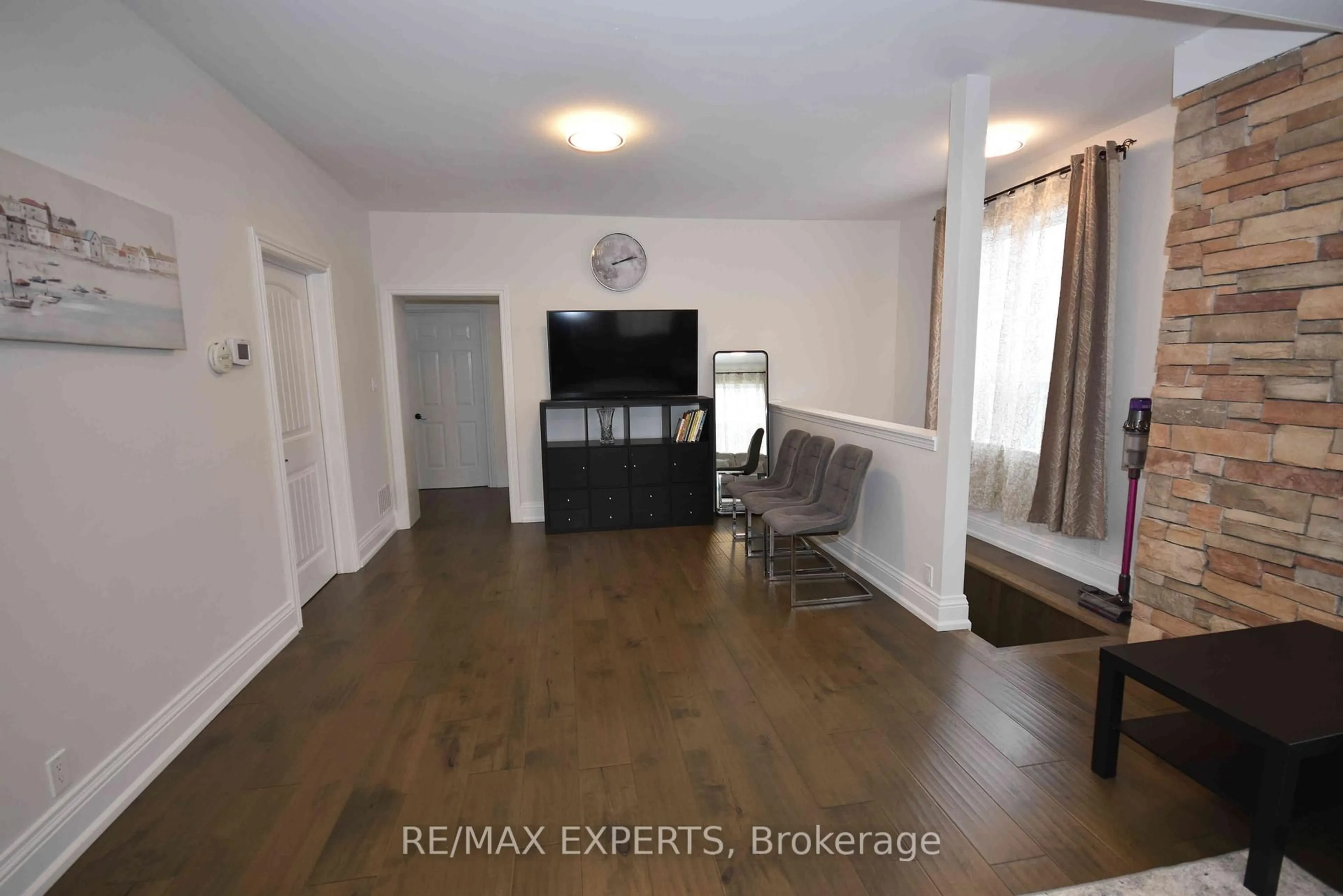 A pic of a room for 106 Centre St, King Ontario L0G 1T0