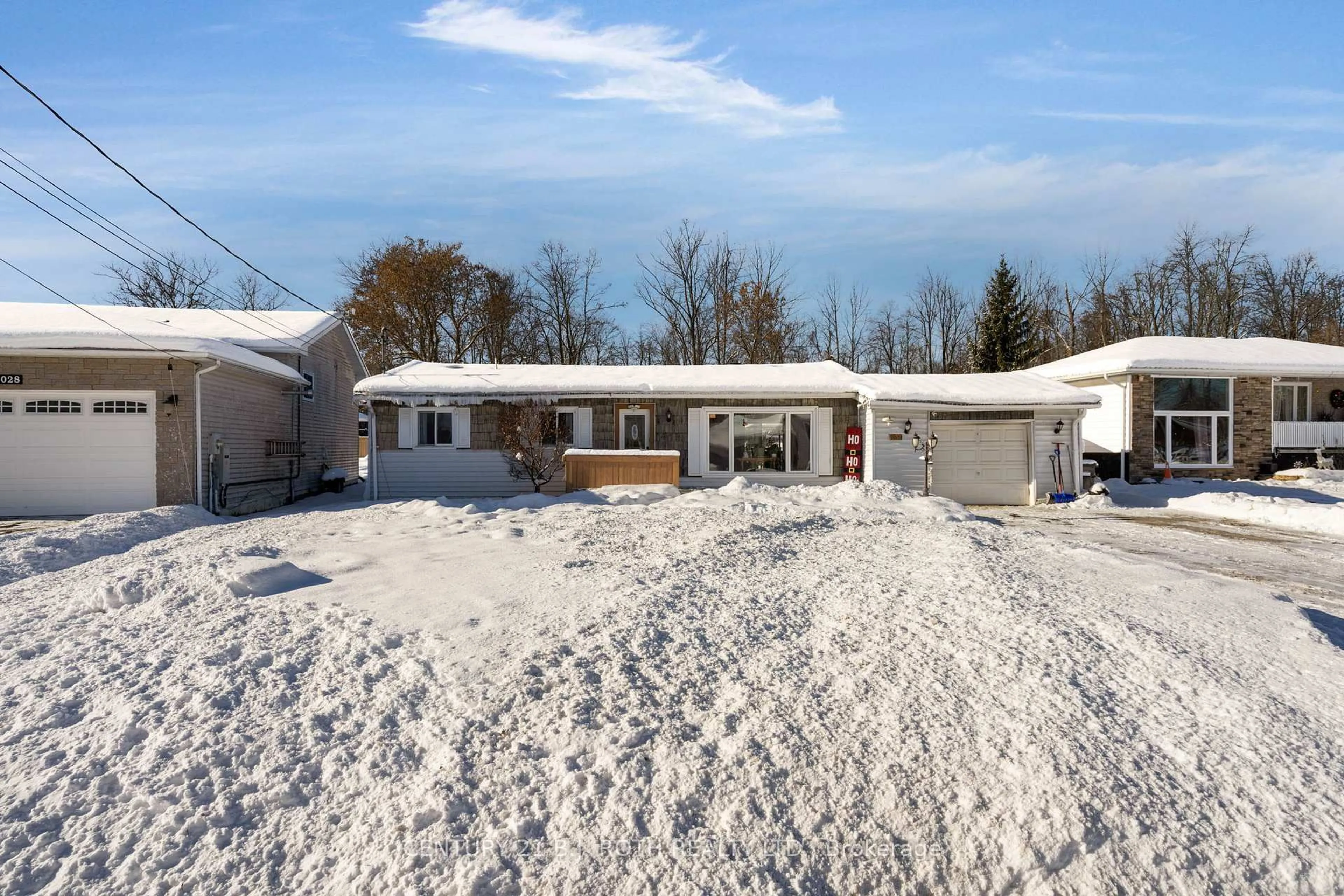 A pic from outside/outdoor area/front of a property/back of a property/a pic from drone, unknown for 1032 Gilmore Ave, Innisfil Ontario L0L 1W0