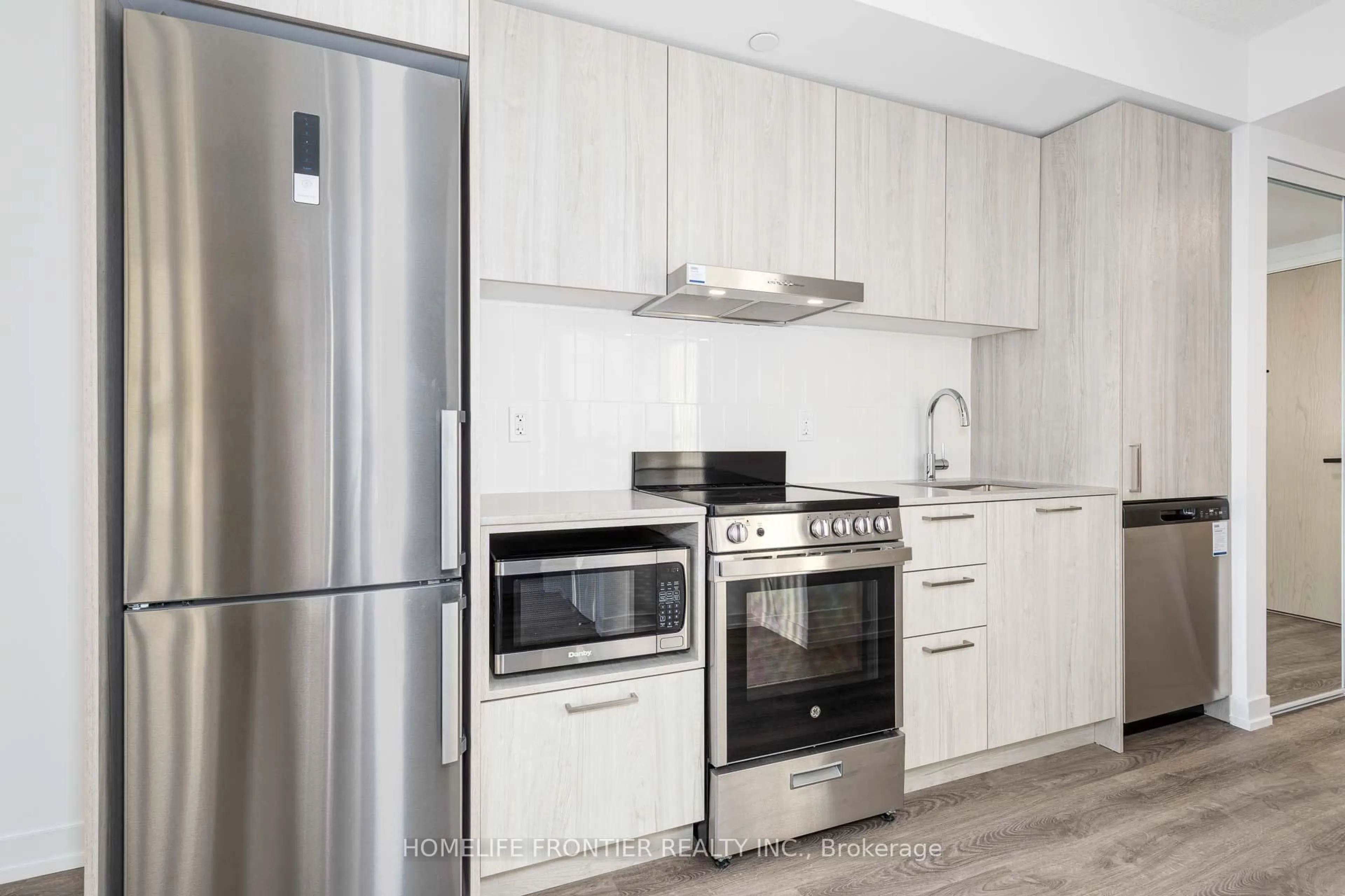 Standard kitchen, wood/laminate floor for 195 Commerce St #3309, Vaughan Ontario L4K 0P9