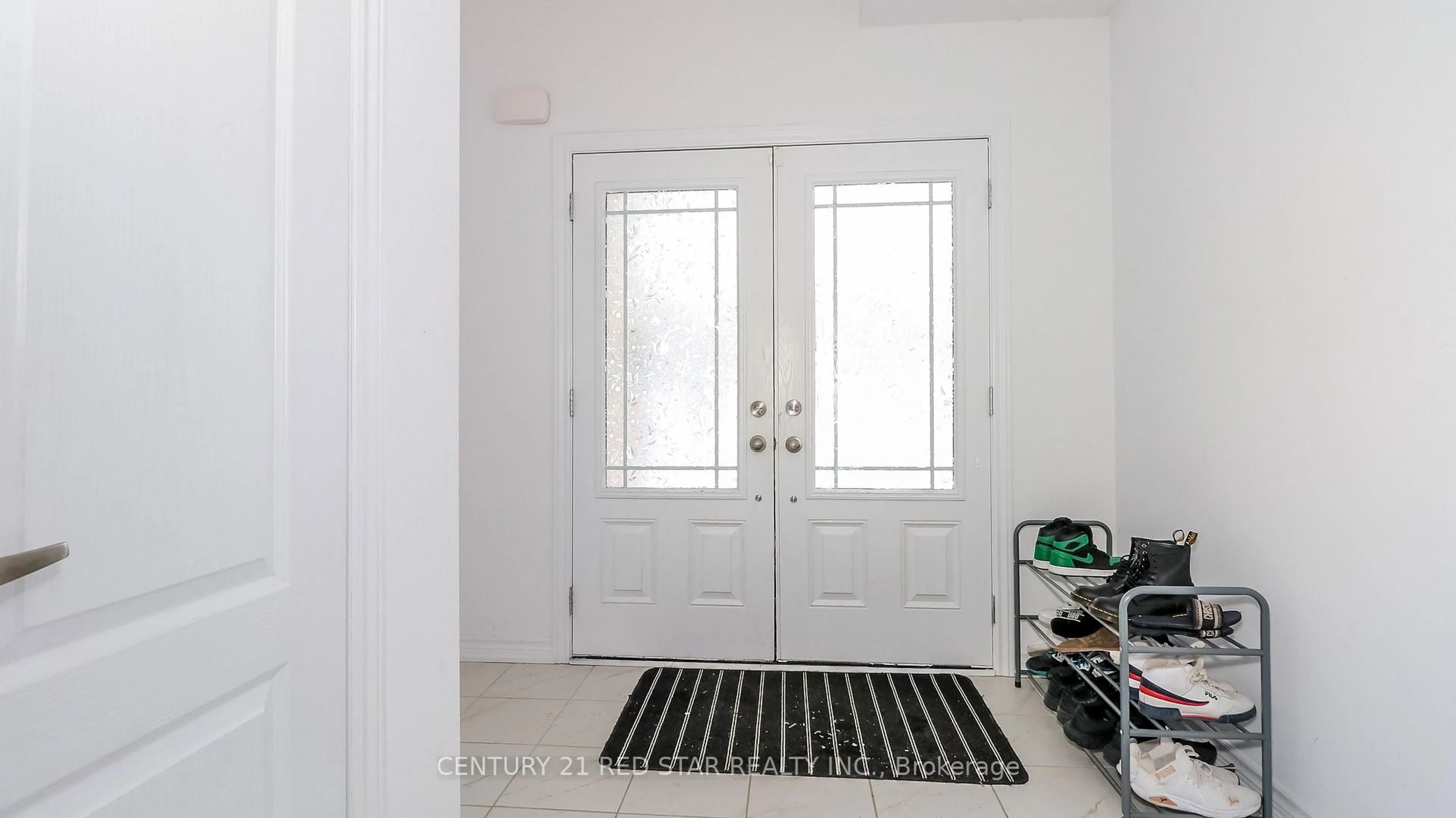 Indoor entryway for 32 Milson Cres, Essa Ontario L0M 1B4