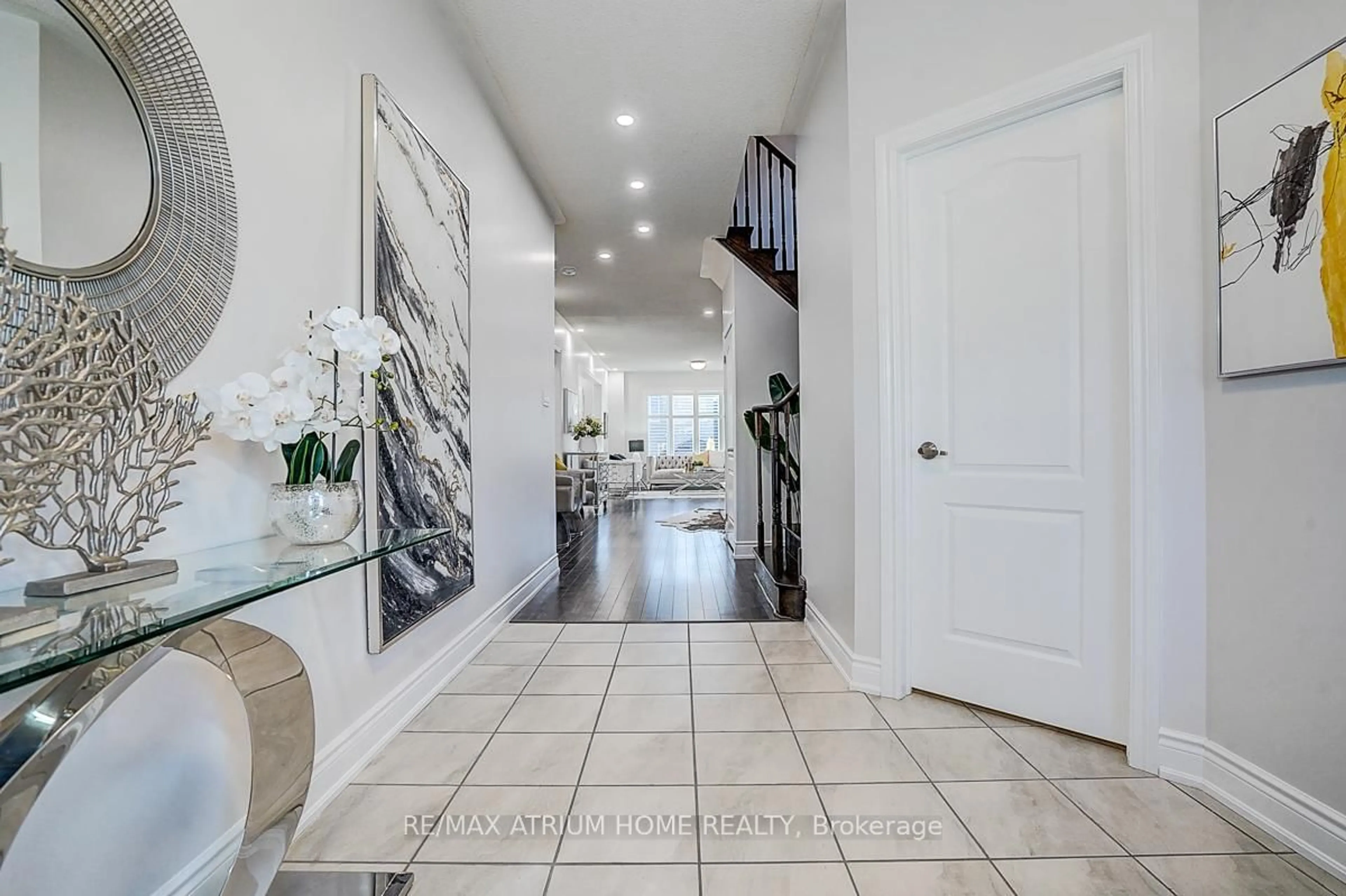 Indoor entryway for 191 Rutherford Rd, Bradford West Gwillimbury Ontario L3Z 0B4