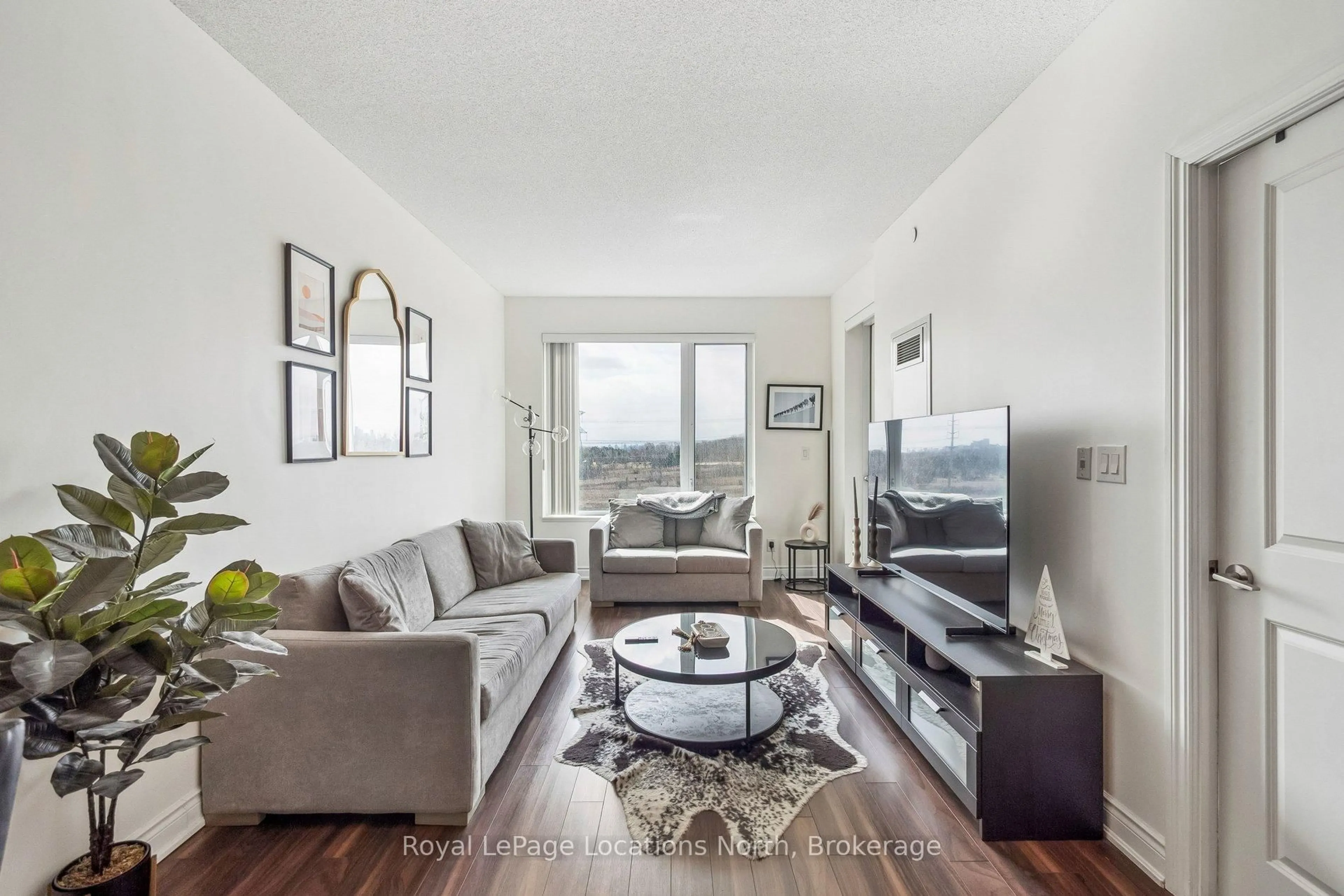 Living room with furniture, unknown for 277 South Park Rd #810, Markham Ontario L3T 0B7