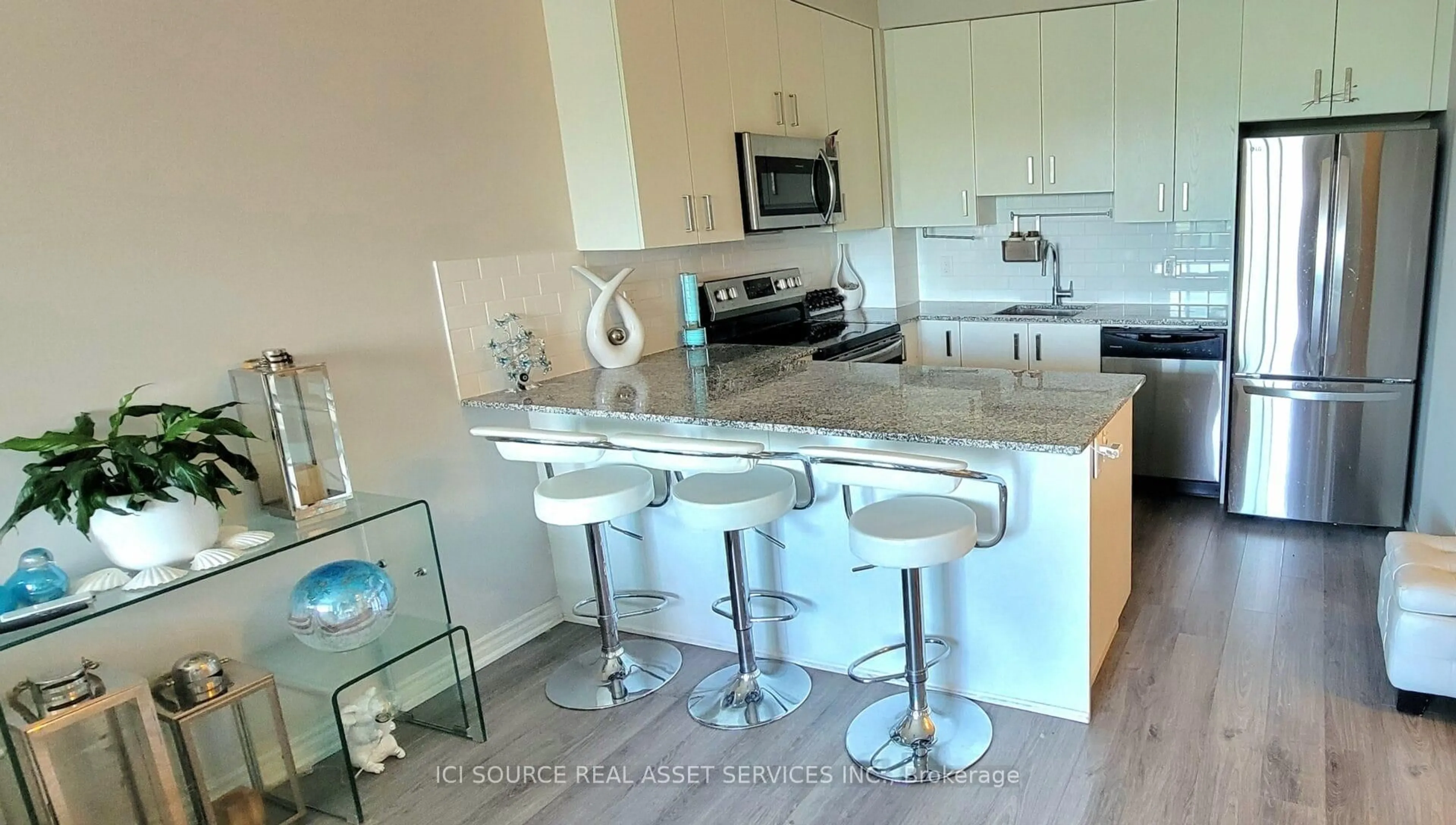 Open concept kitchen, ceramic/tile floor for 11611 Yonge St #301, Richmond Hill Ontario L4E 1G2