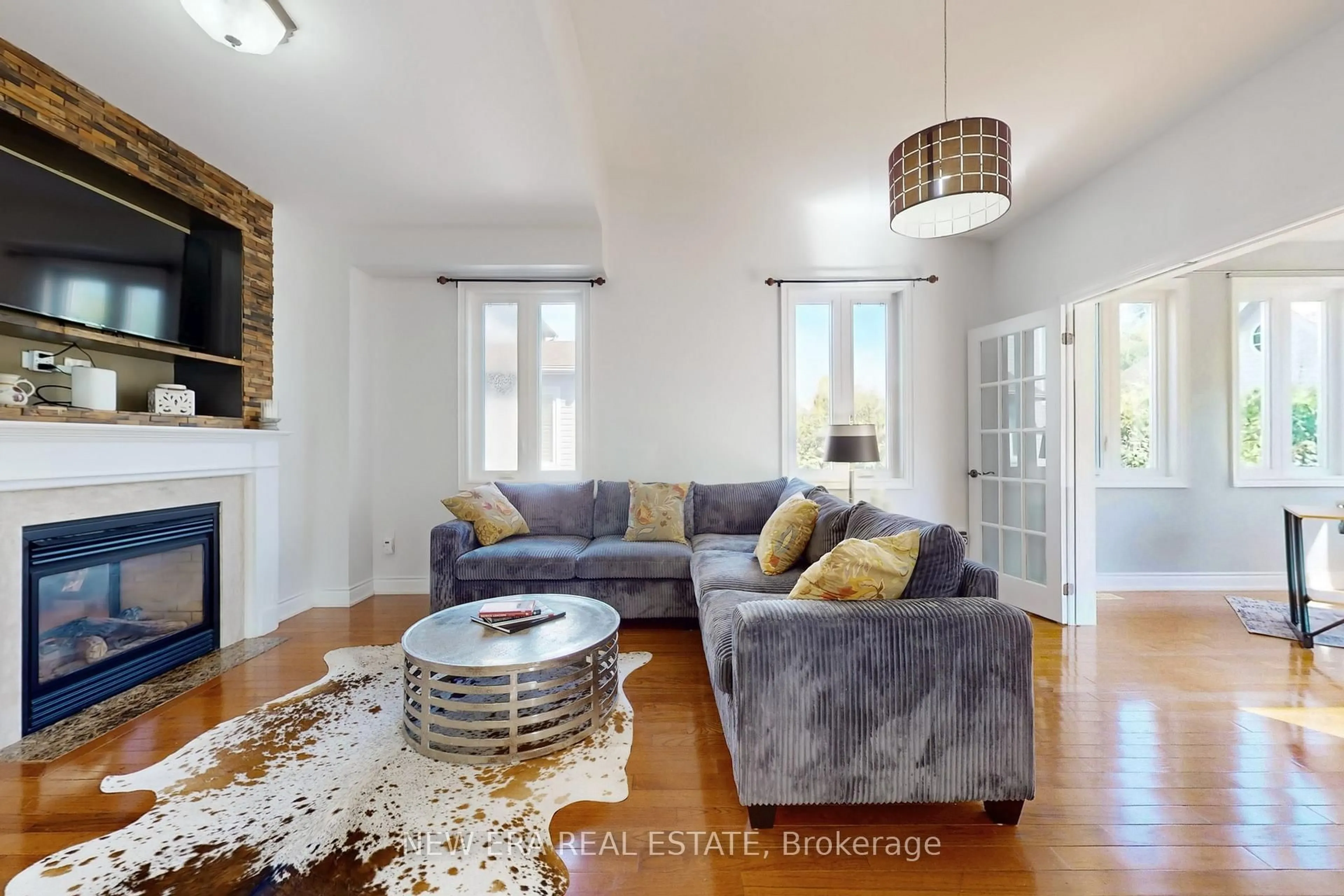 Living room with furniture, unknown for 1031 Lake Dr, Georgina Ontario L4P 3E9