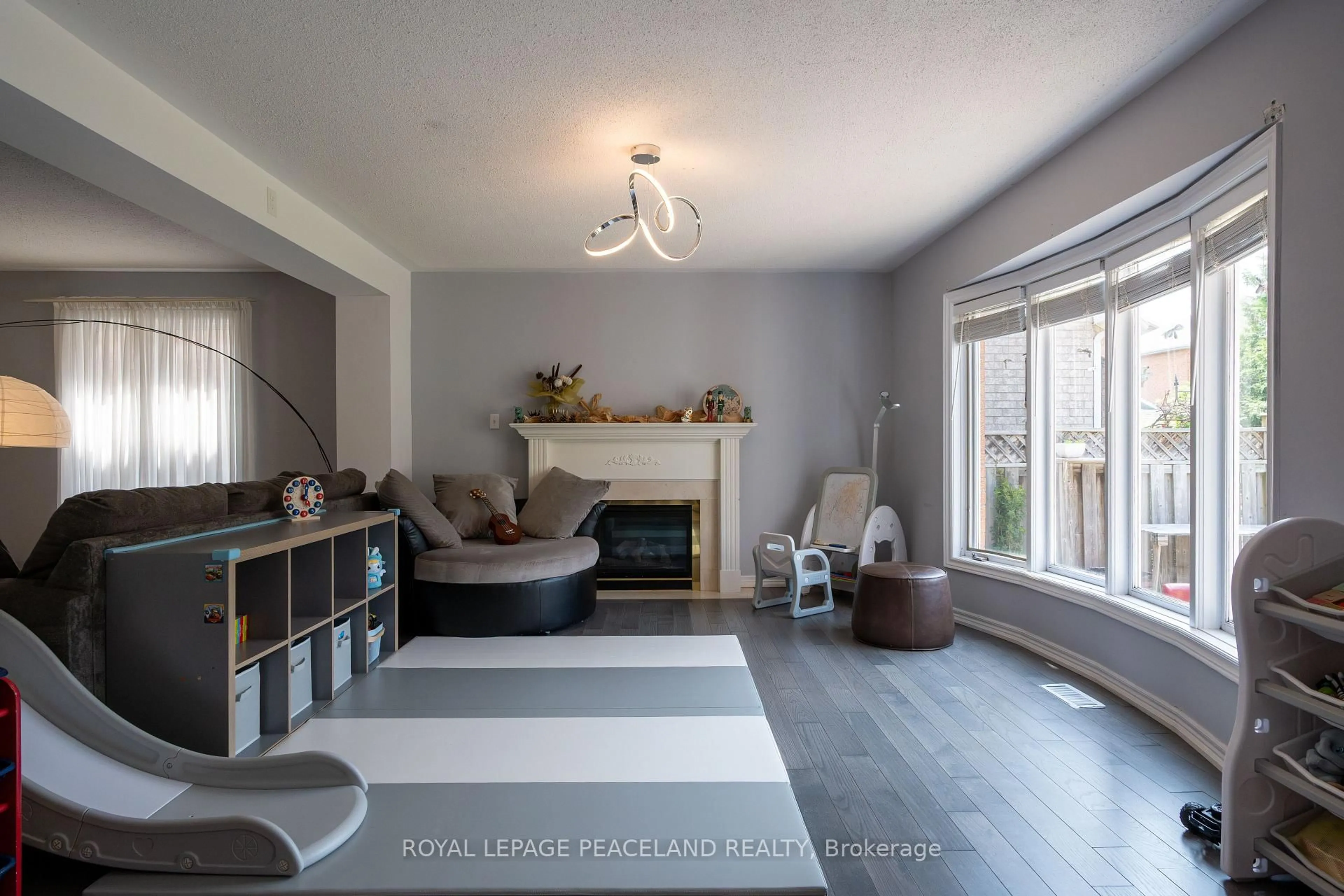 Living room with furniture, unknown for 107 Quince Cres, Markham Ontario L3S 3T7