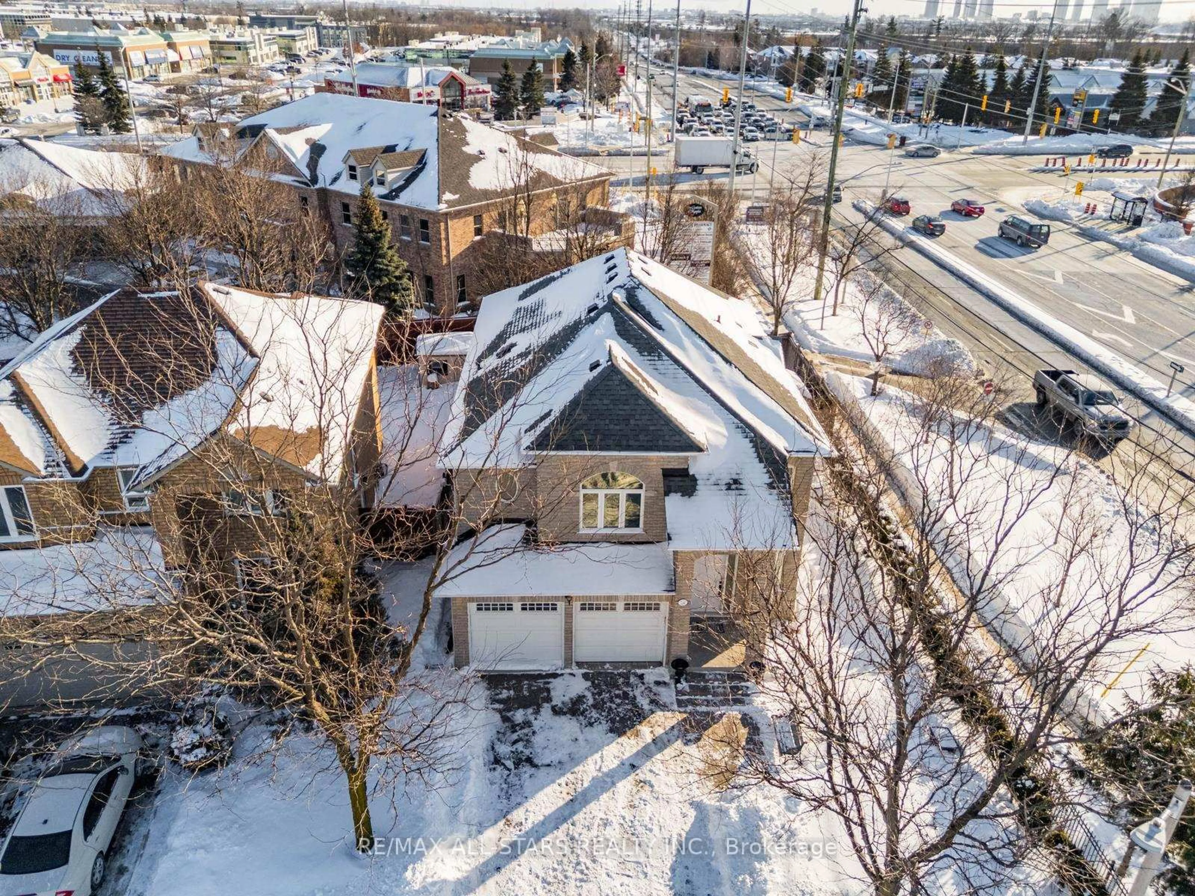 A pic from outside/outdoor area/front of a property/back of a property/a pic from drone, street for 2241 Old Rutherford Rd, Vaughan Ontario L6A 1Z7