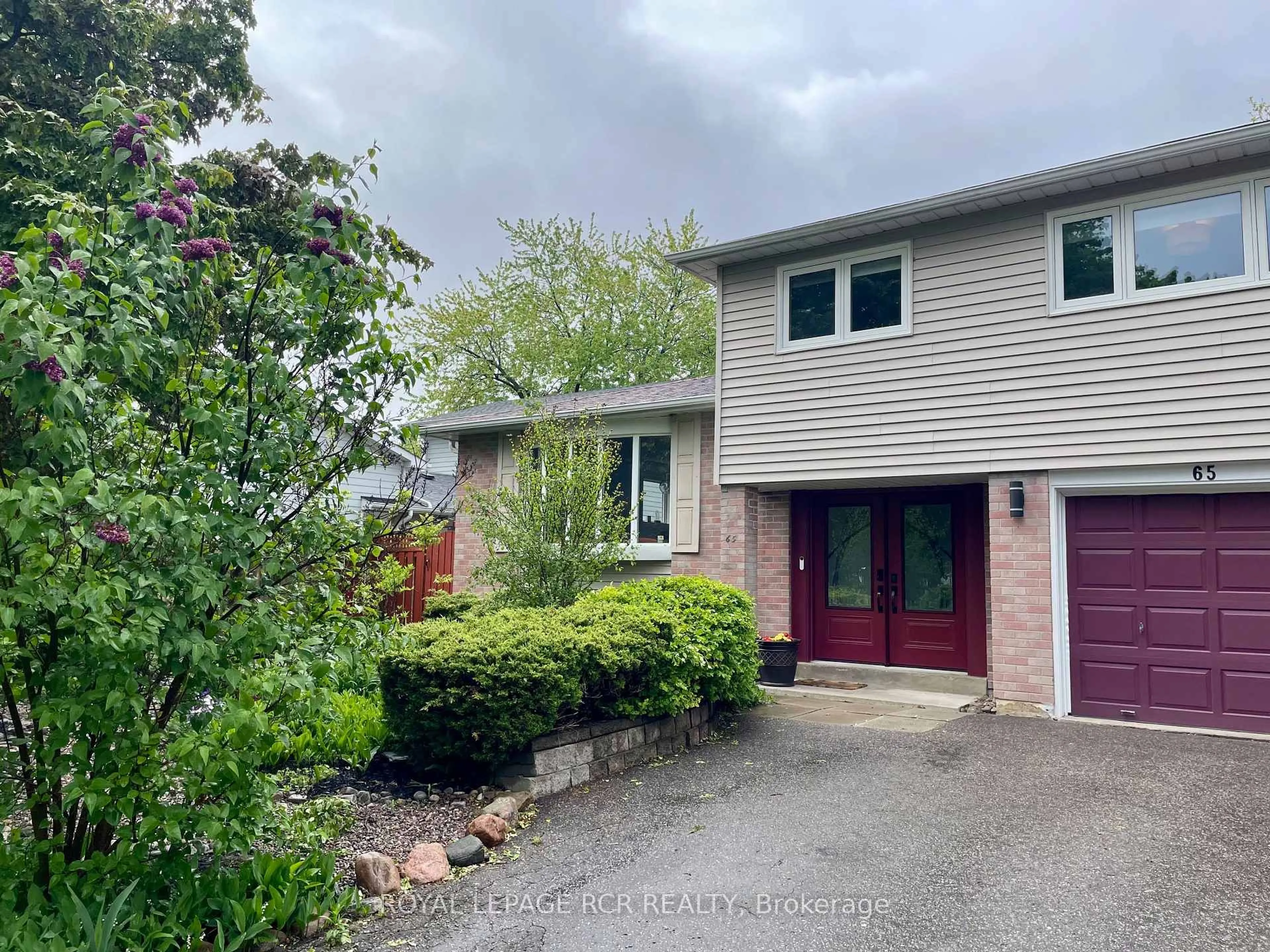 A pic from outside/outdoor area/front of a property/back of a property/a pic from drone, street for 65 Mark St, Aurora Ontario L4G 3J4