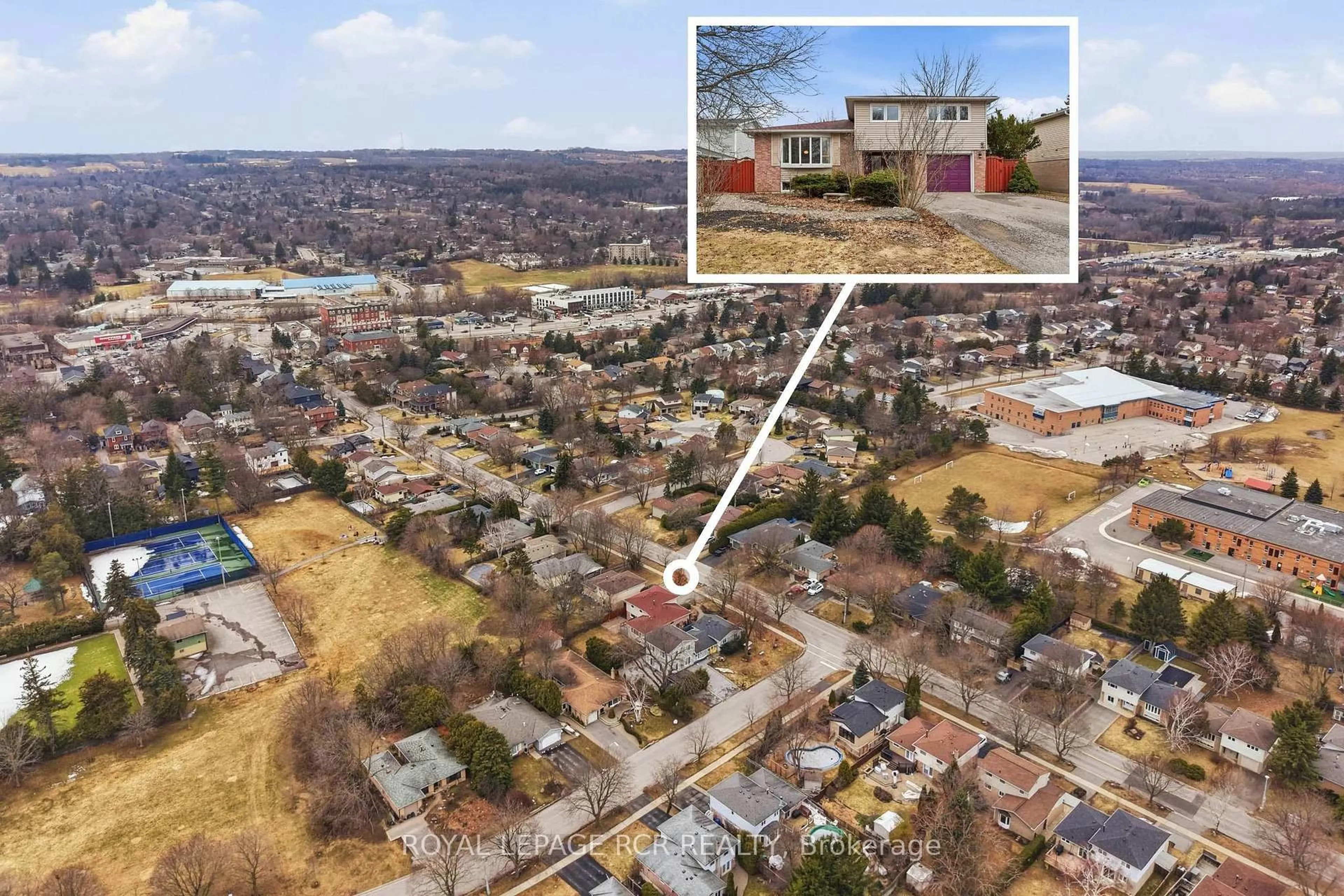 A pic from outside/outdoor area/front of a property/back of a property/a pic from drone, street for 65 Mark St, Aurora Ontario L4G 3J4