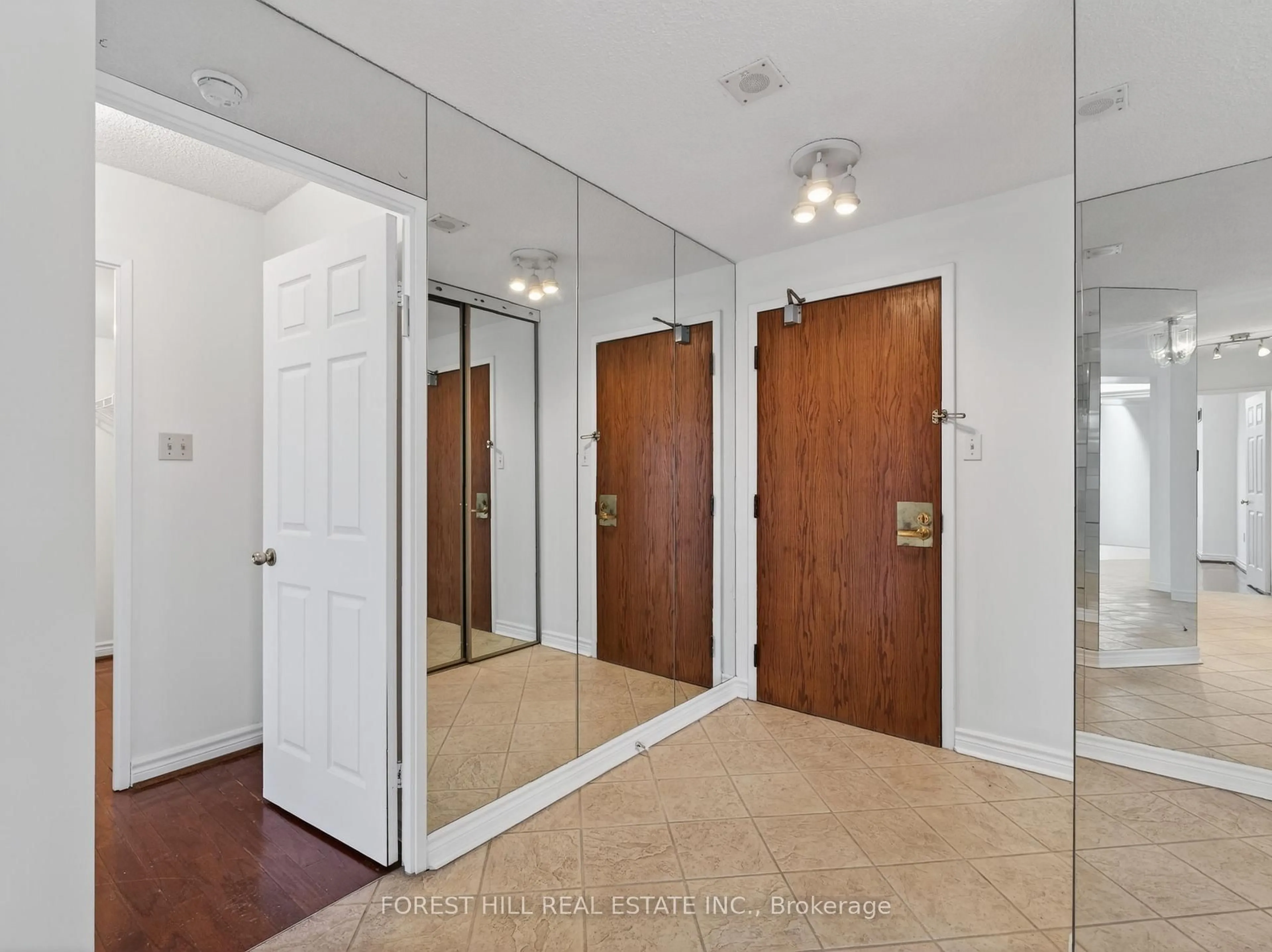 Indoor entryway for 343 Clark Ave ##203, Vaughan Ontario L4J 7K5
