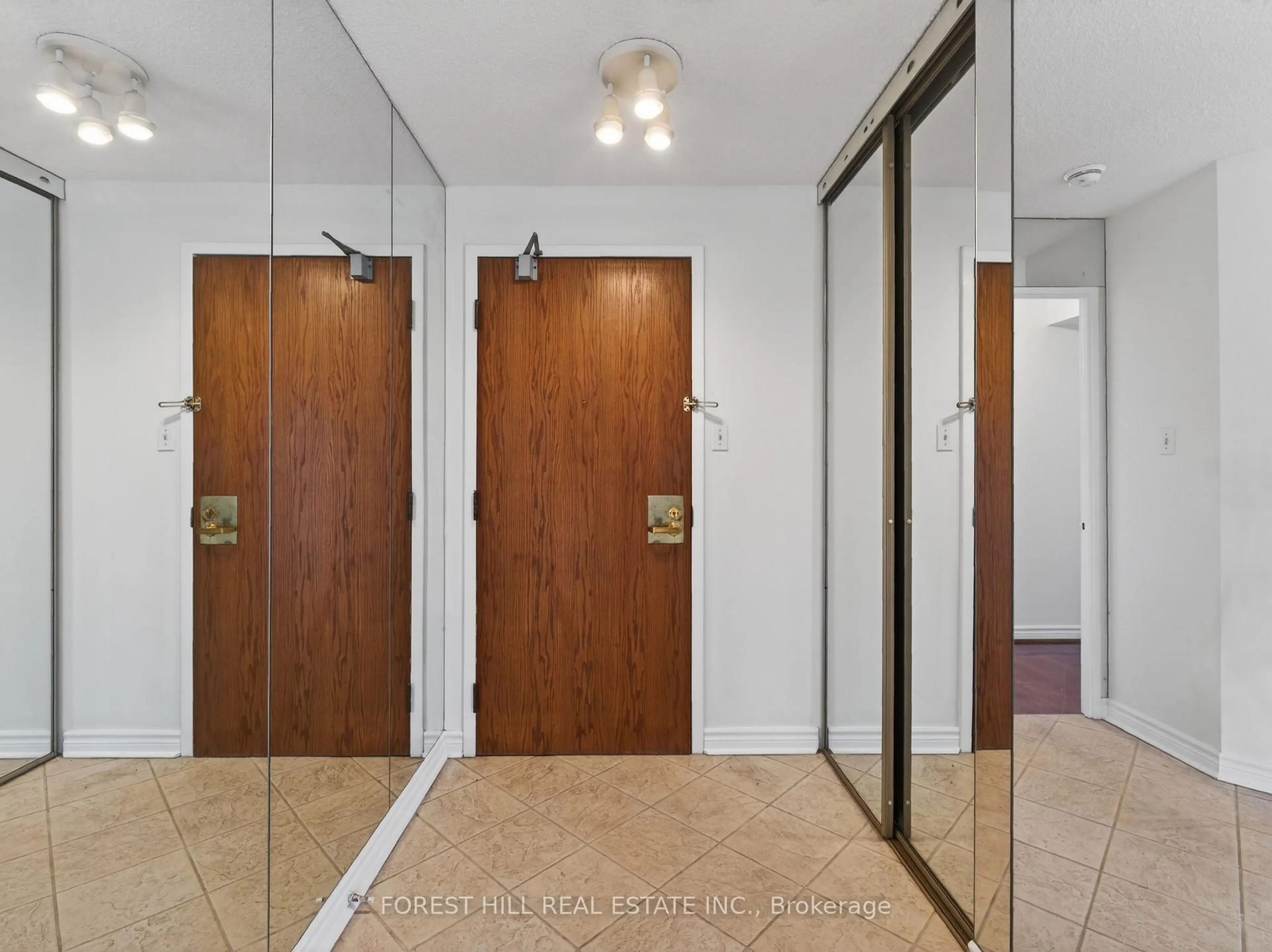 Indoor foyer for 343 Clark Ave ##203, Vaughan Ontario L4J 7K5