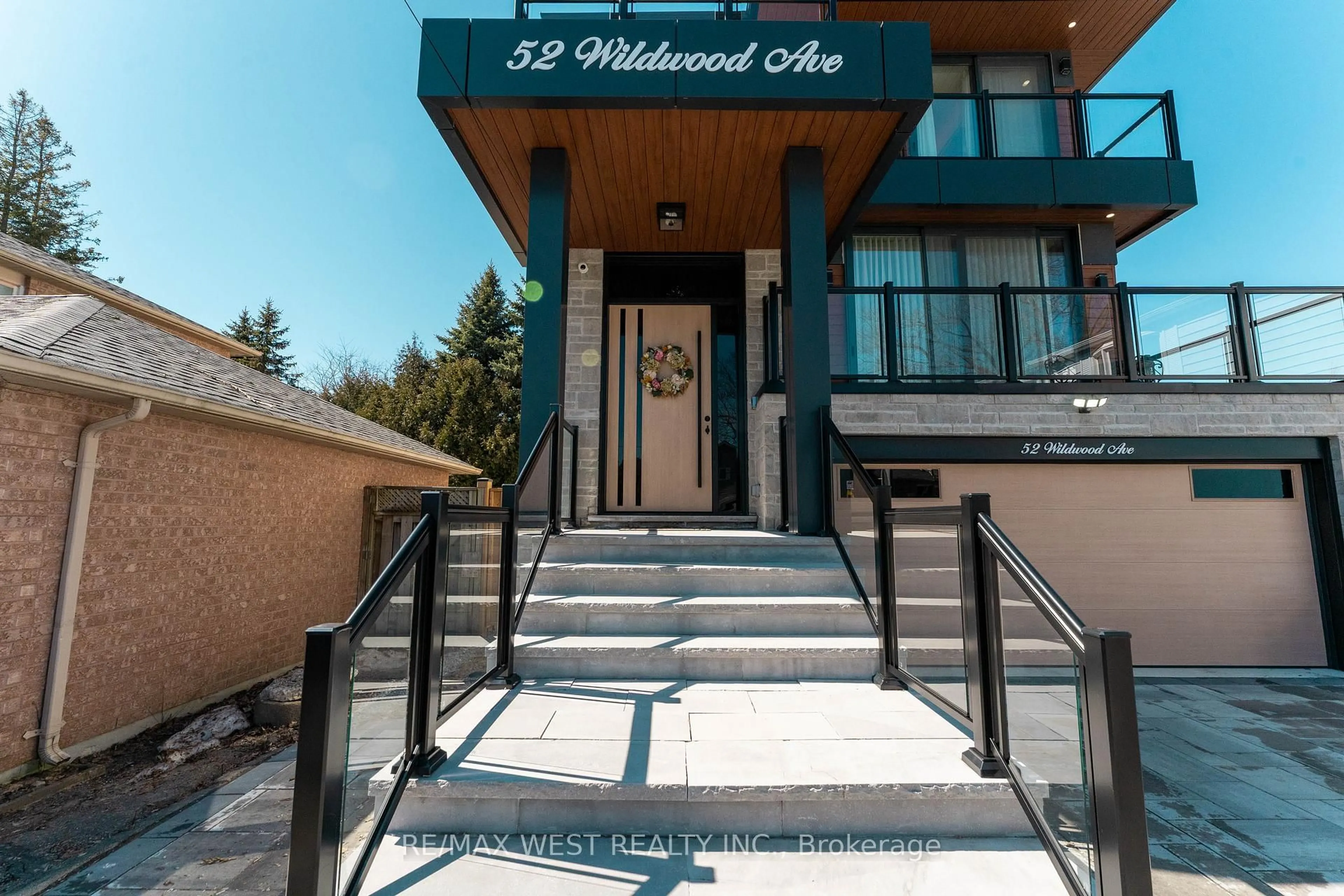 Indoor foyer for 52 Wildwood Ave, Richmond Hill Ontario L4E 3B3