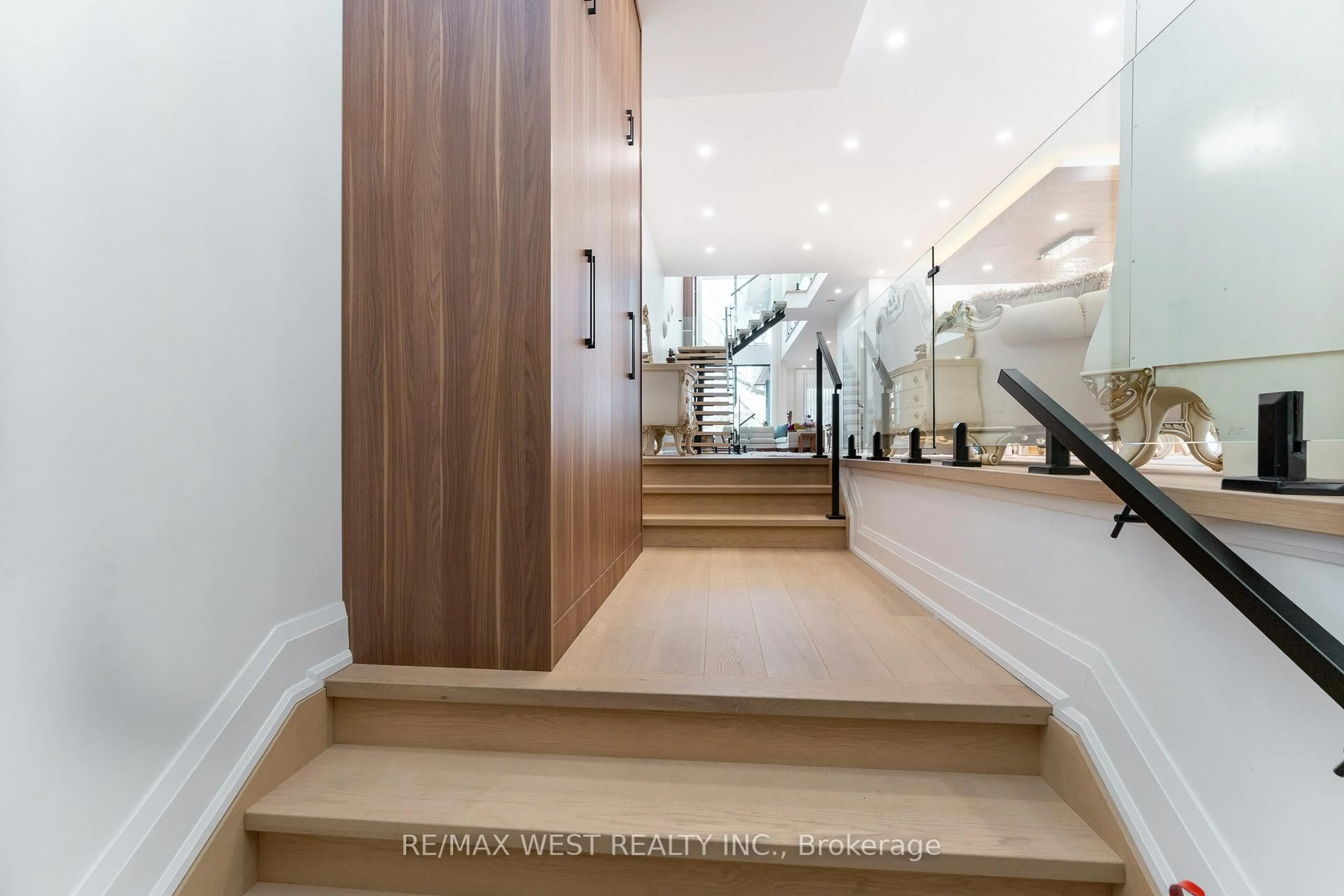 Indoor foyer for 52 Wildwood Ave, Richmond Hill Ontario L4E 3B3