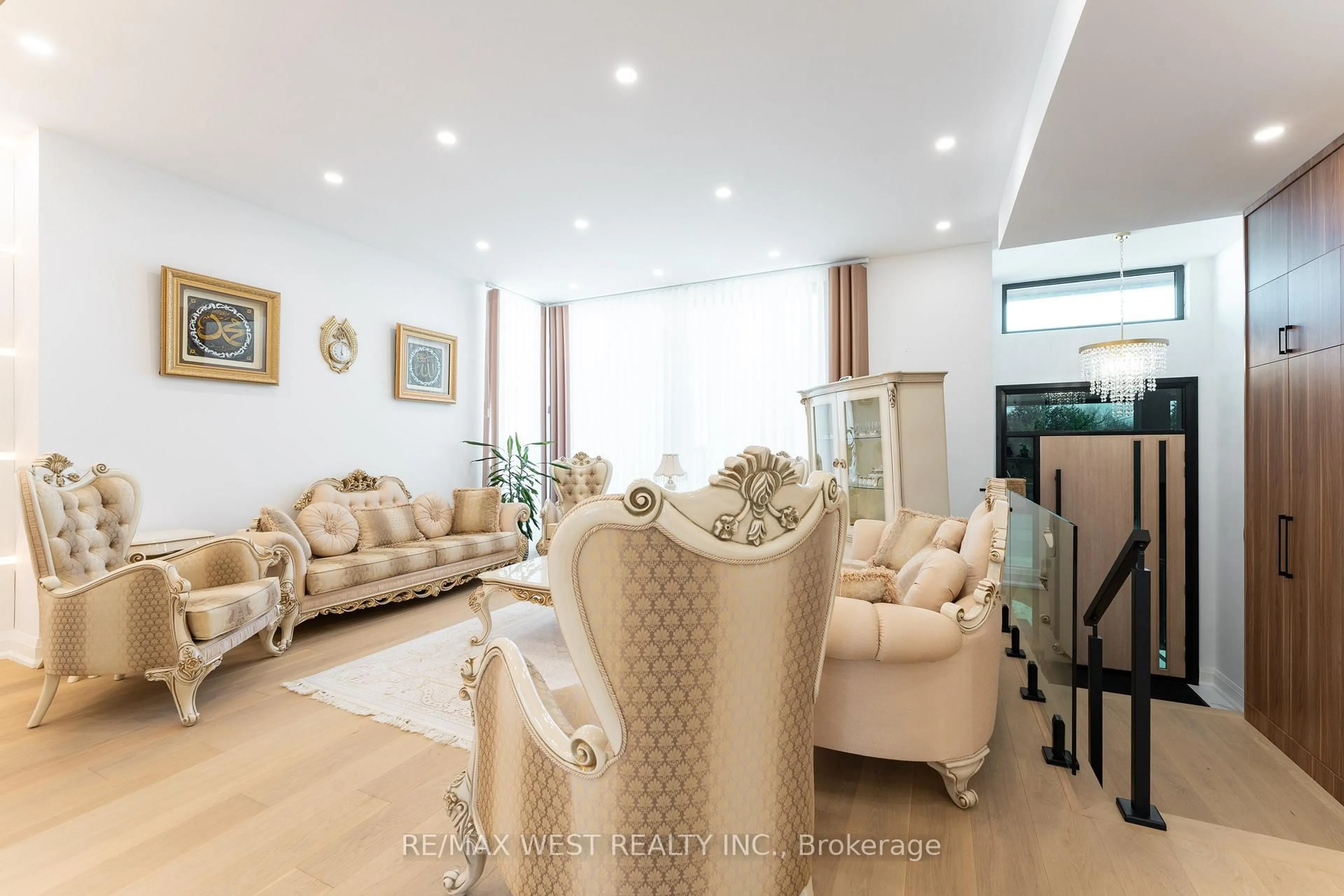 Living room with furniture, wood/laminate floor for 52 Wildwood Ave, Richmond Hill Ontario L4E 3B3