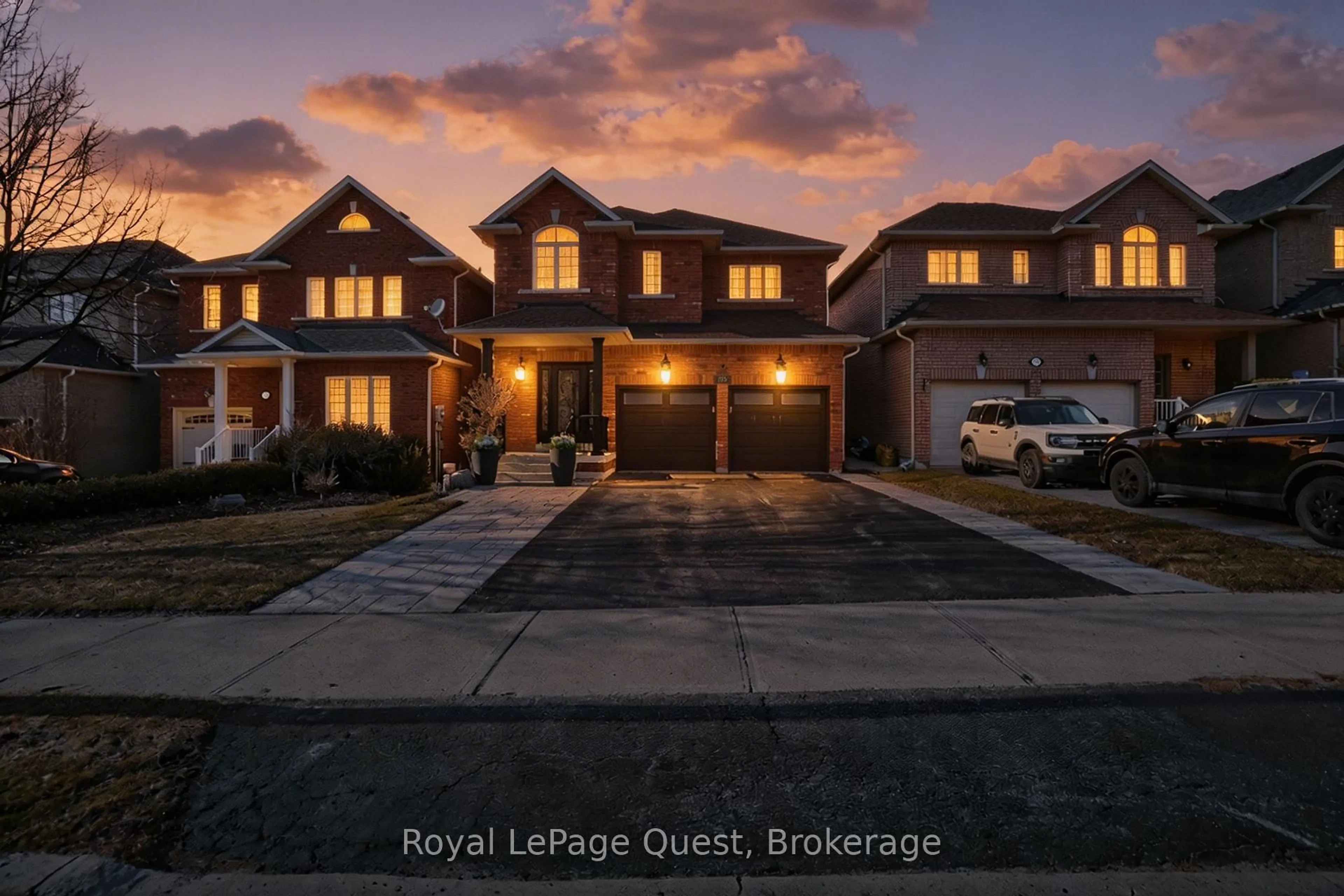 A pic from outside/outdoor area/front of a property/back of a property/a pic from drone, street for 153 Woodbury Cres, Newmarket Ontario L3X 2S5