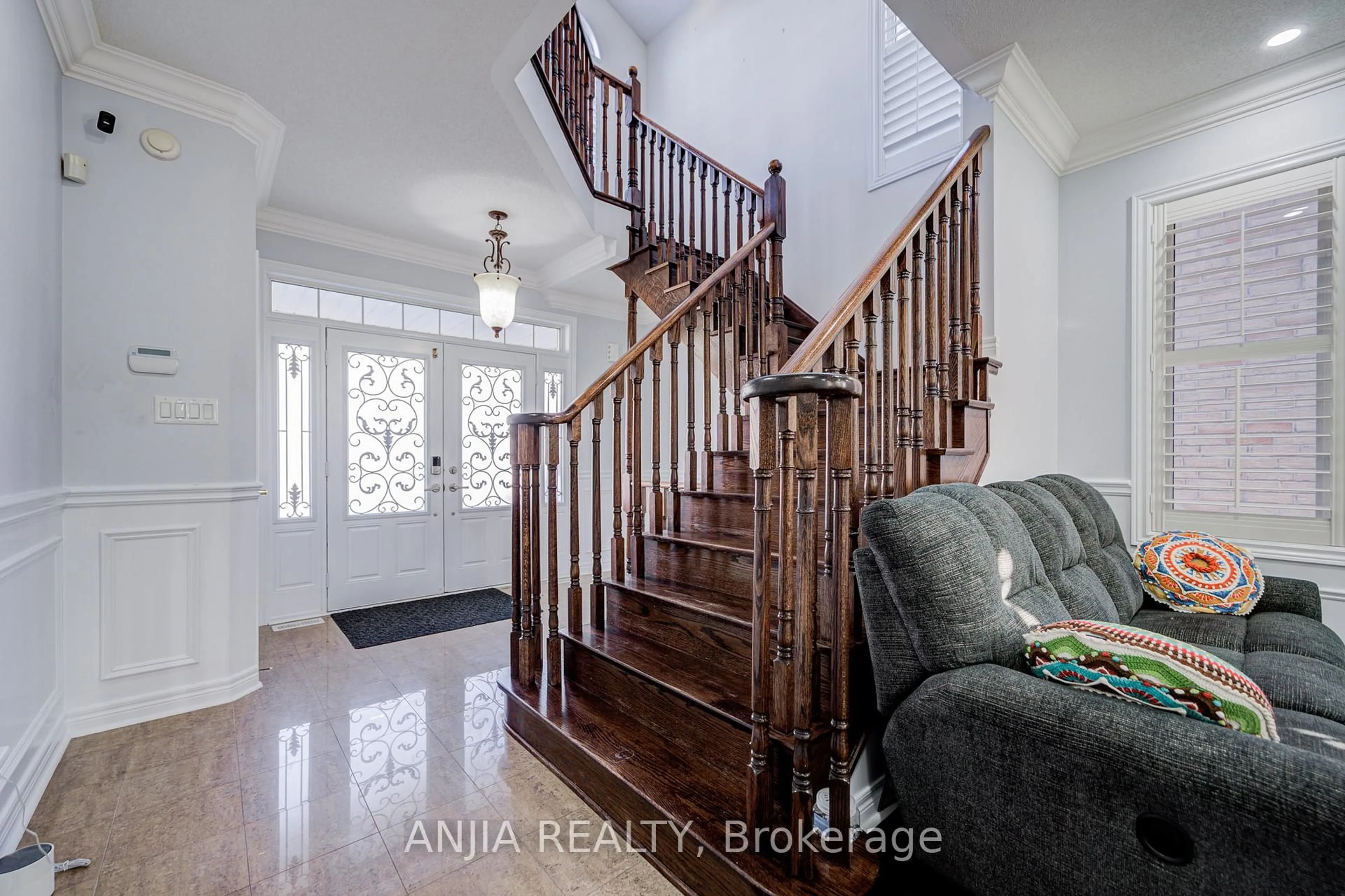 Indoor entryway for 15 Ross Shiner Lane, Whitchurch-Stouffville Ontario L4A 0V5