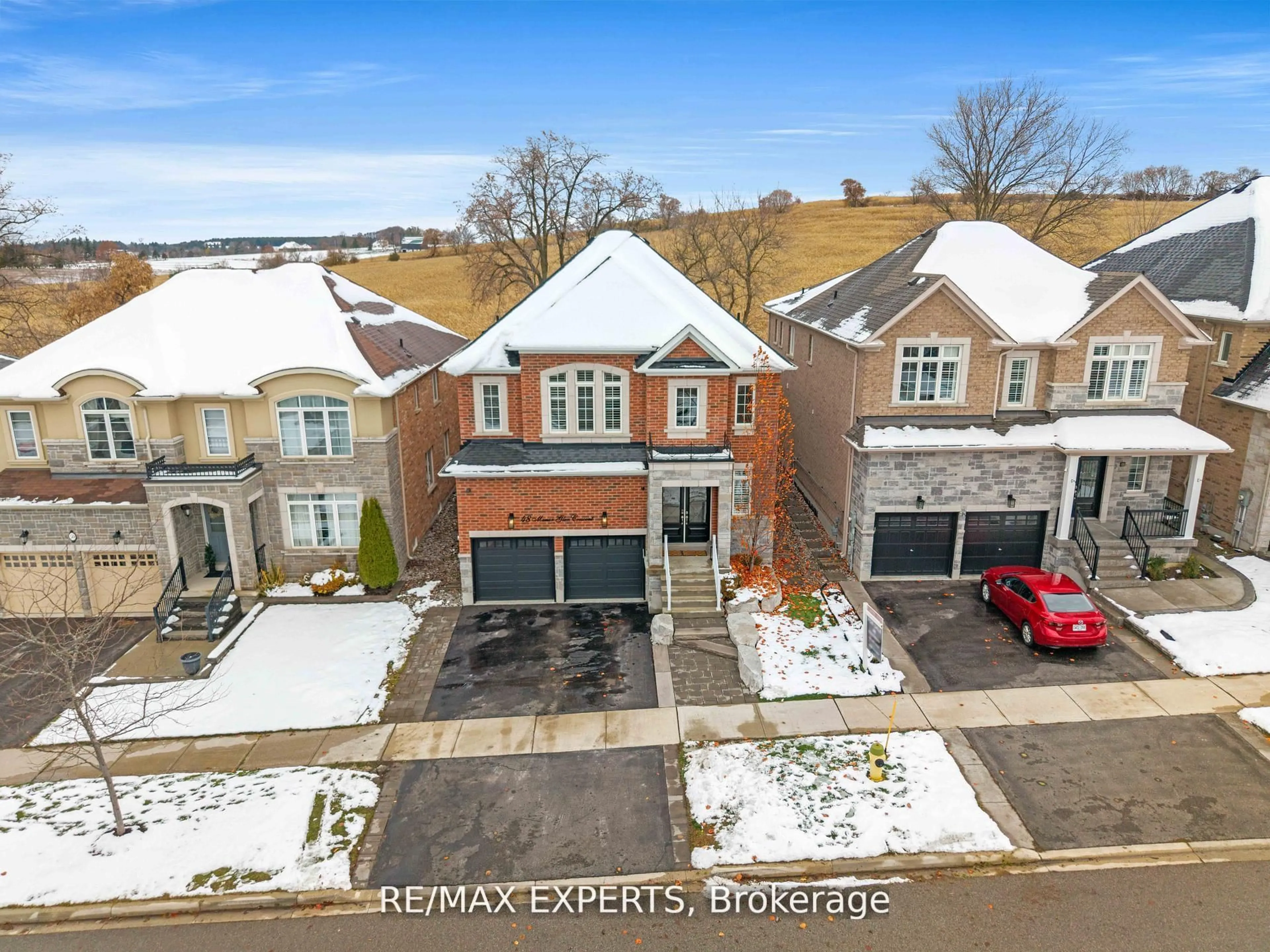 A pic from outside/outdoor area/front of a property/back of a property/a pic from drone, street for 48 Manor Glen Cres, East Gwillimbury Ontario L0G 1M0
