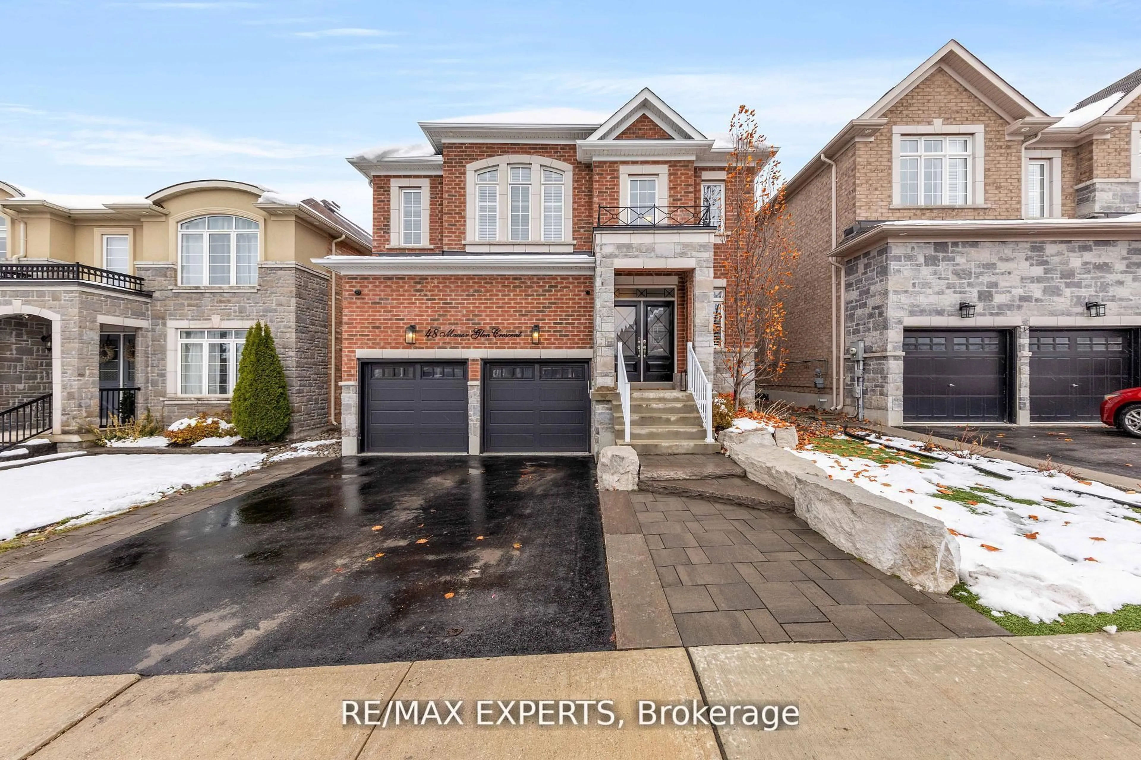 Home with brick exterior material, street for 48 Manor Glen Cres, East Gwillimbury Ontario L0G 1M0